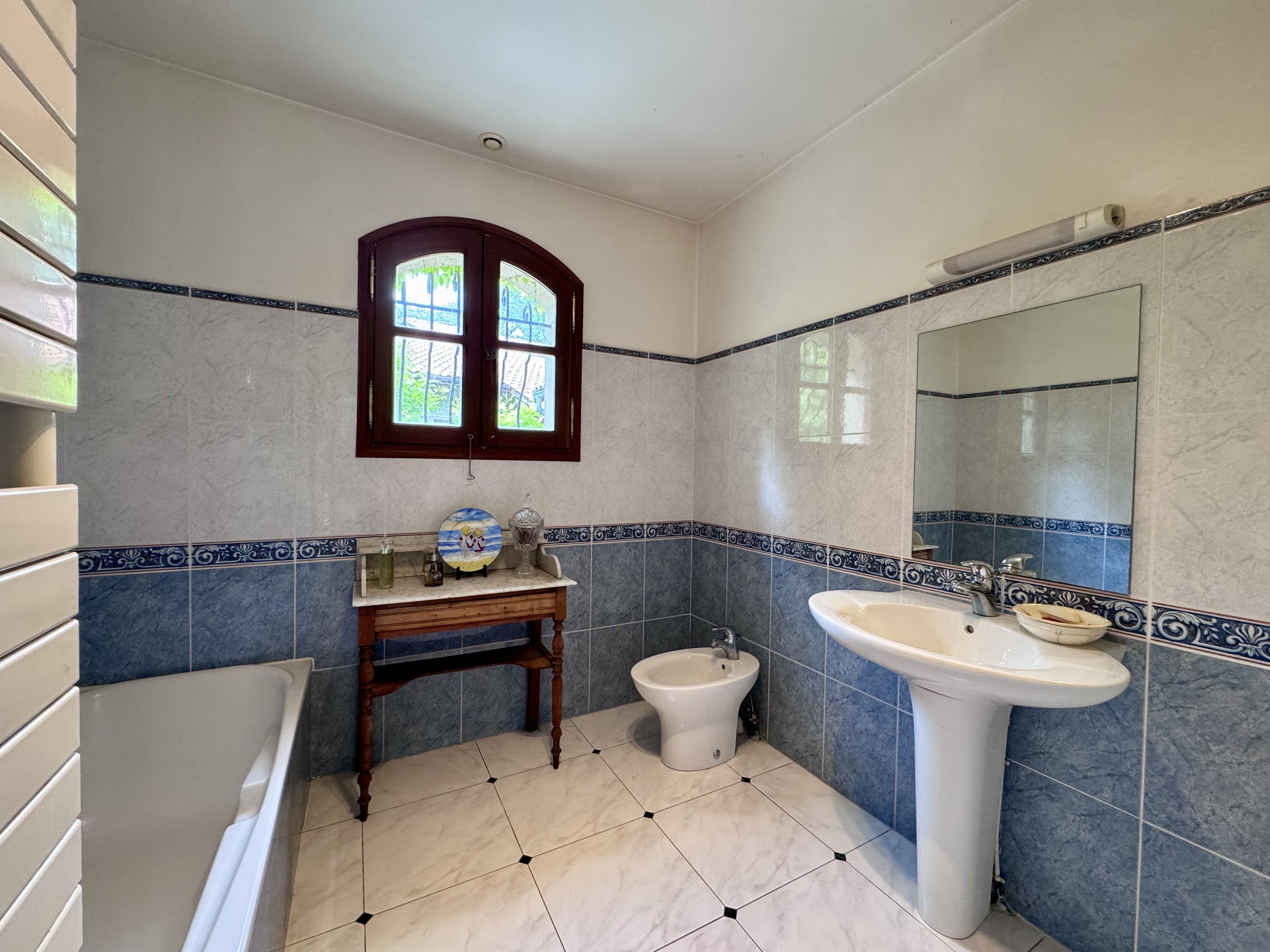 Maison de caractère à vendre à Taussat-les-Bains – grands volumes à 400 m du port