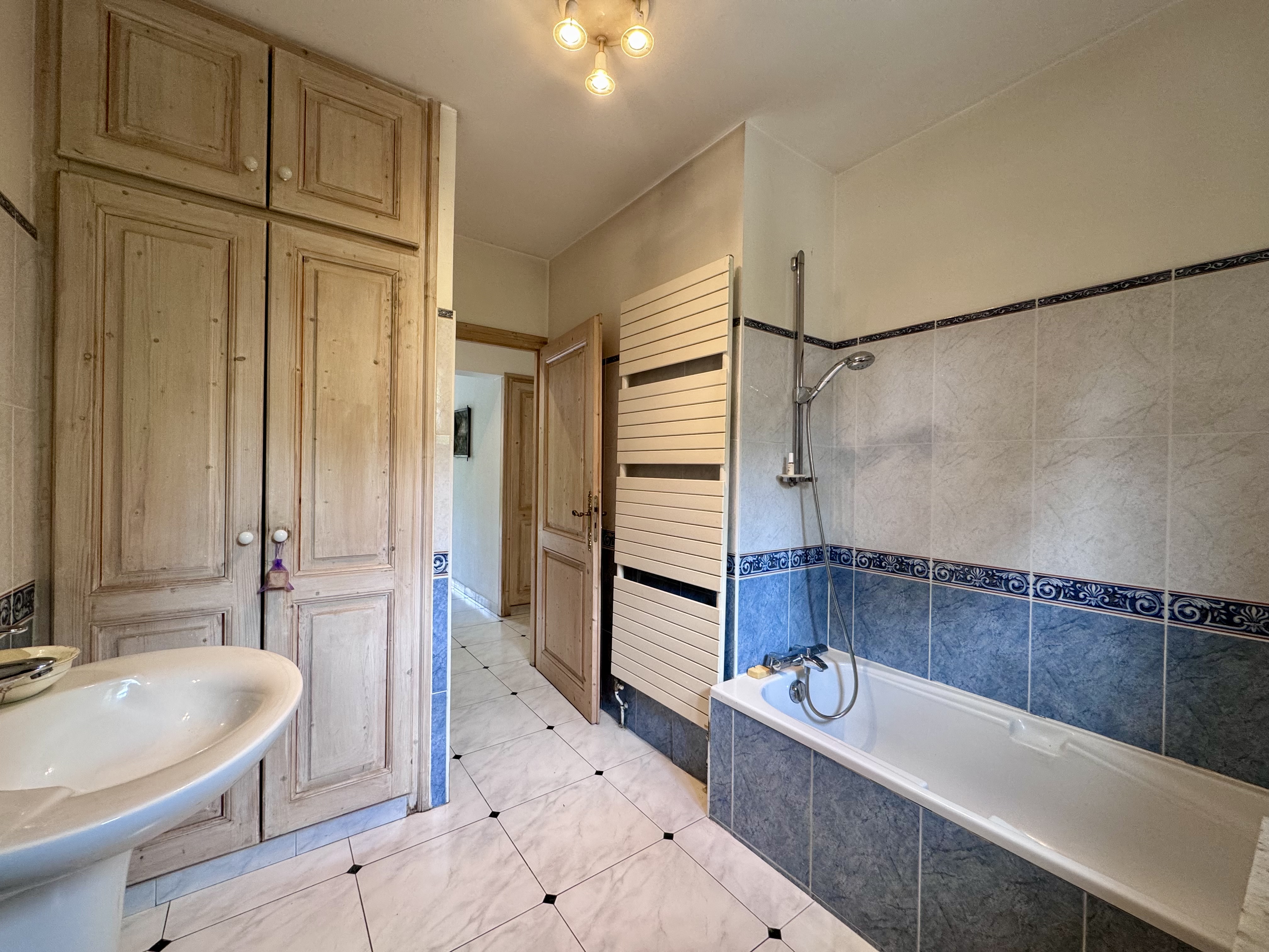 Maison de caractère à vendre à Taussat-les-Bains – grands volumes à 400 m du port