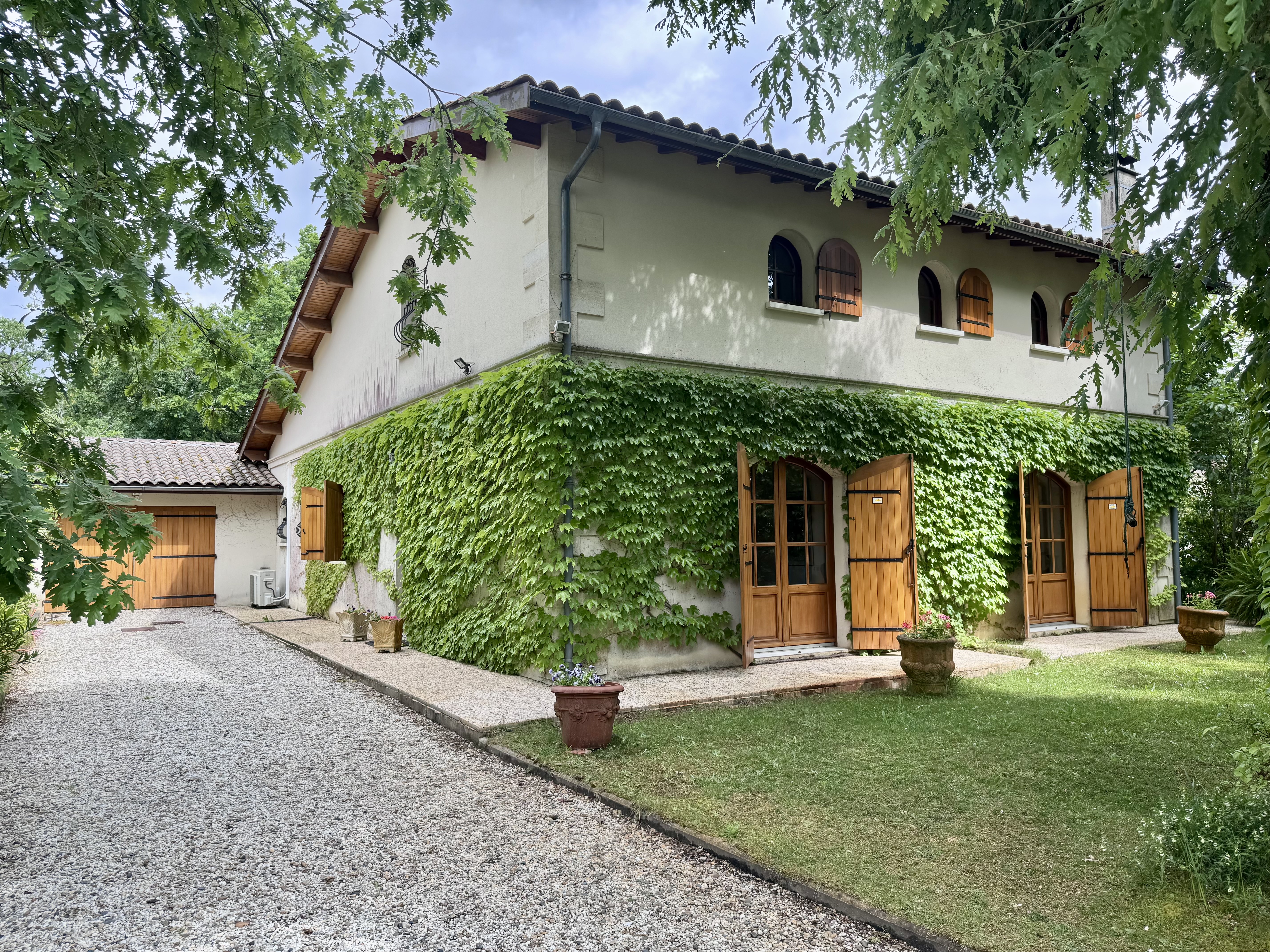 Maison de caractère à vendre à Taussat-les-Bains – grands volumes à 400 m du port