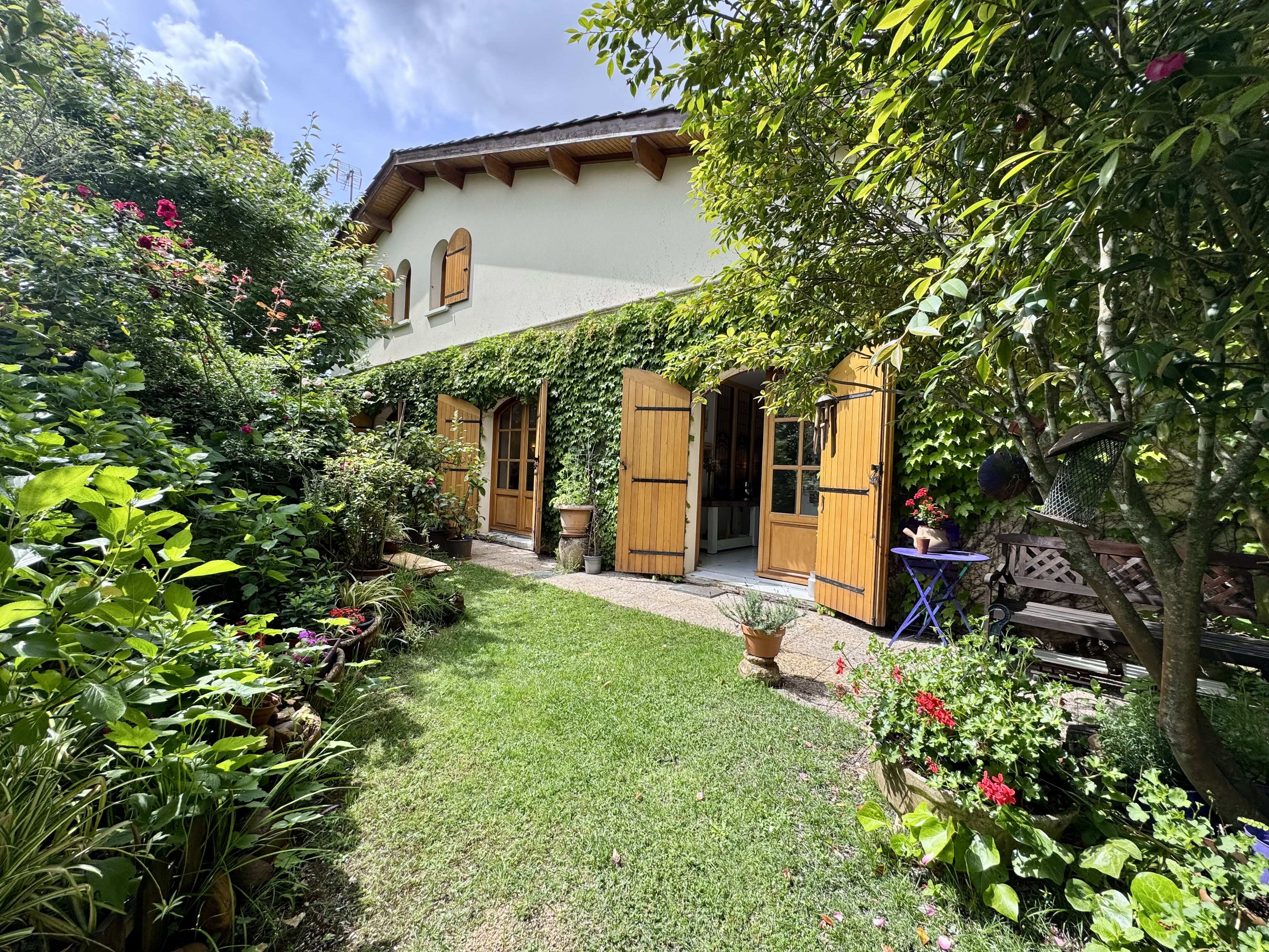 Maison de caractère à vendre à Taussat-les-Bains – grands volumes à 400 m du port