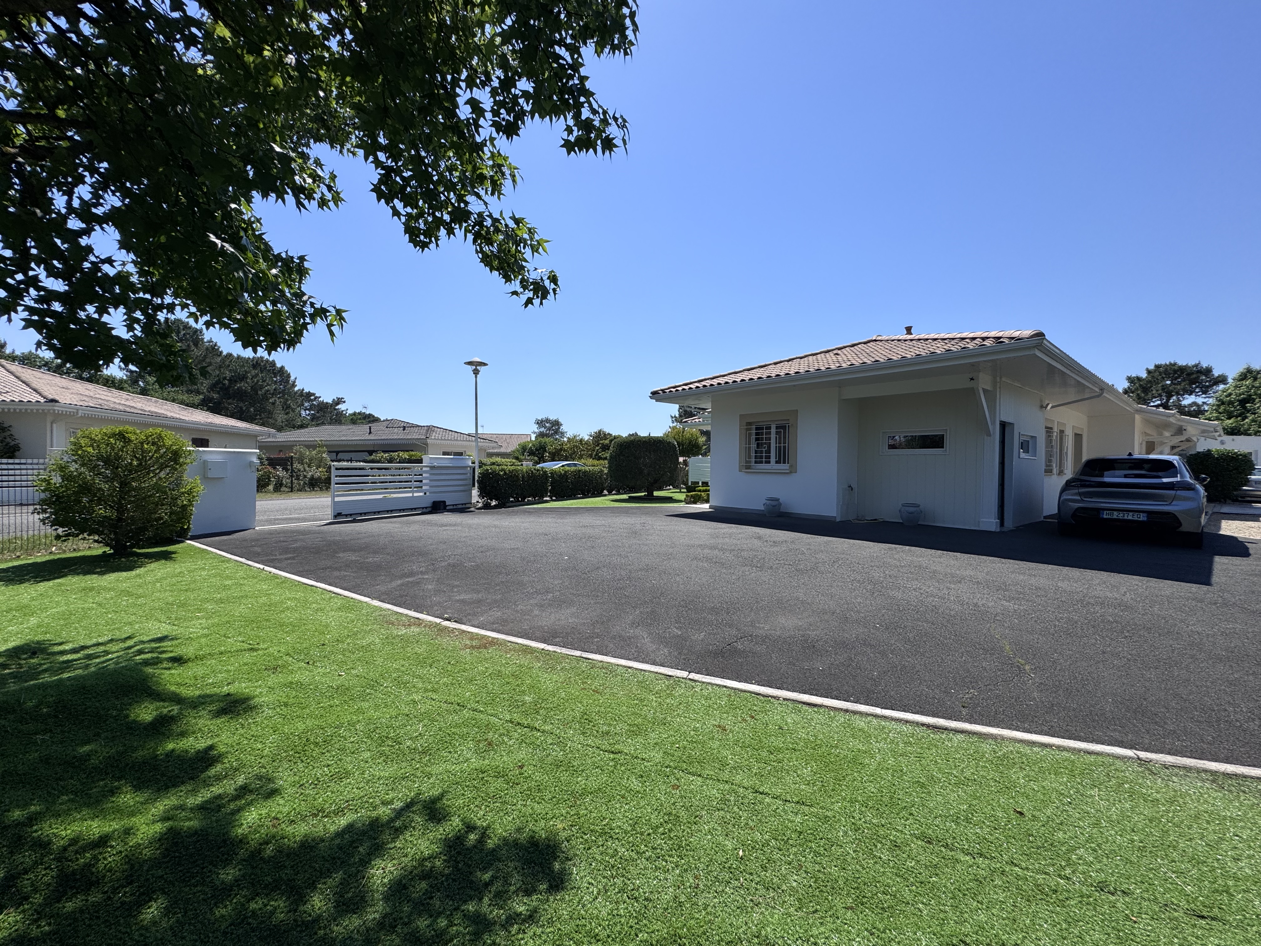 Villa de plain-pied à vendre à Lanton – vue sur le golf et bassin de nage intérieur de 20 m