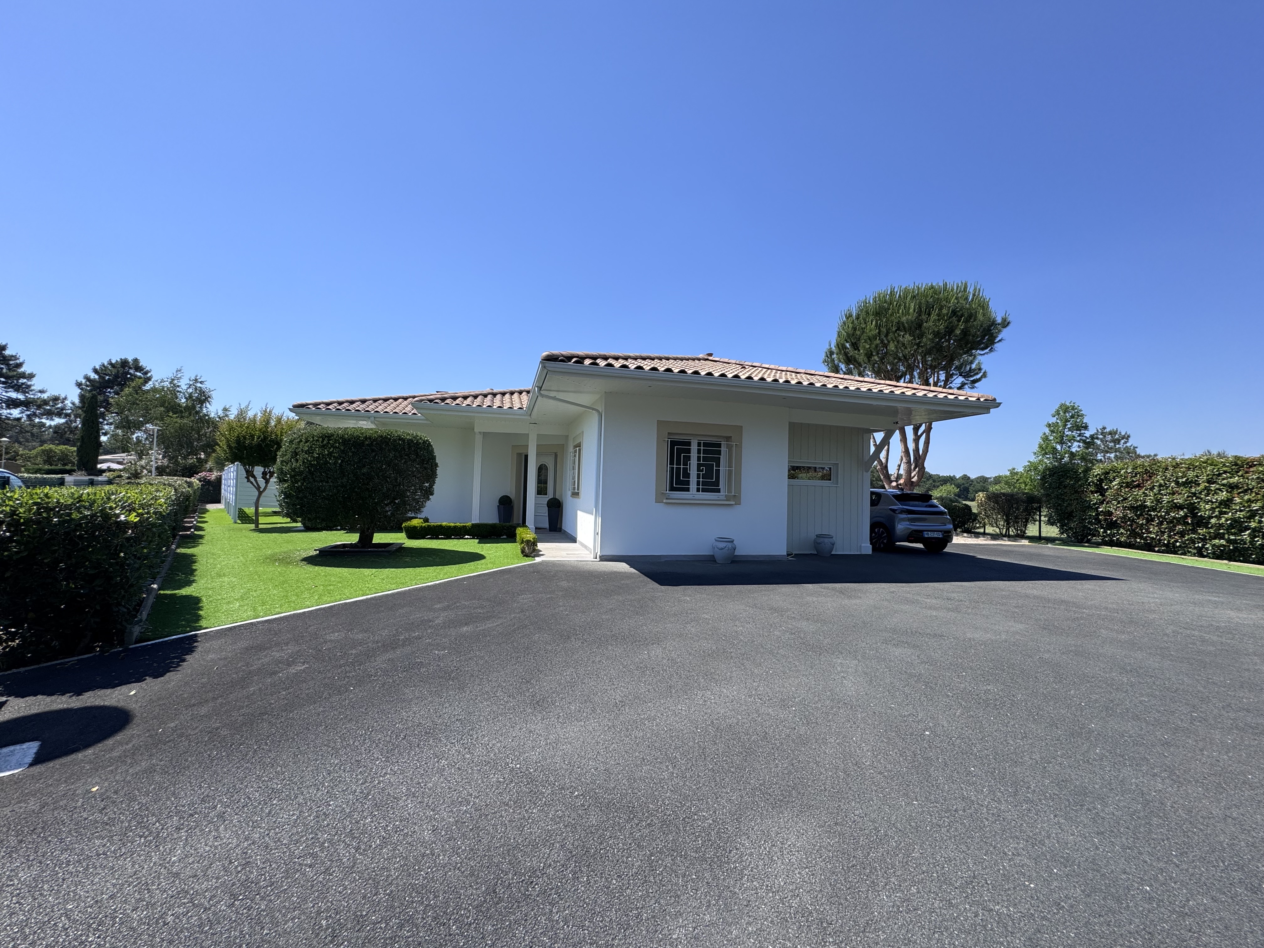 Villa de plain-pied à vendre à Lanton – vue sur le golf et bassin de nage intérieur de 20 m