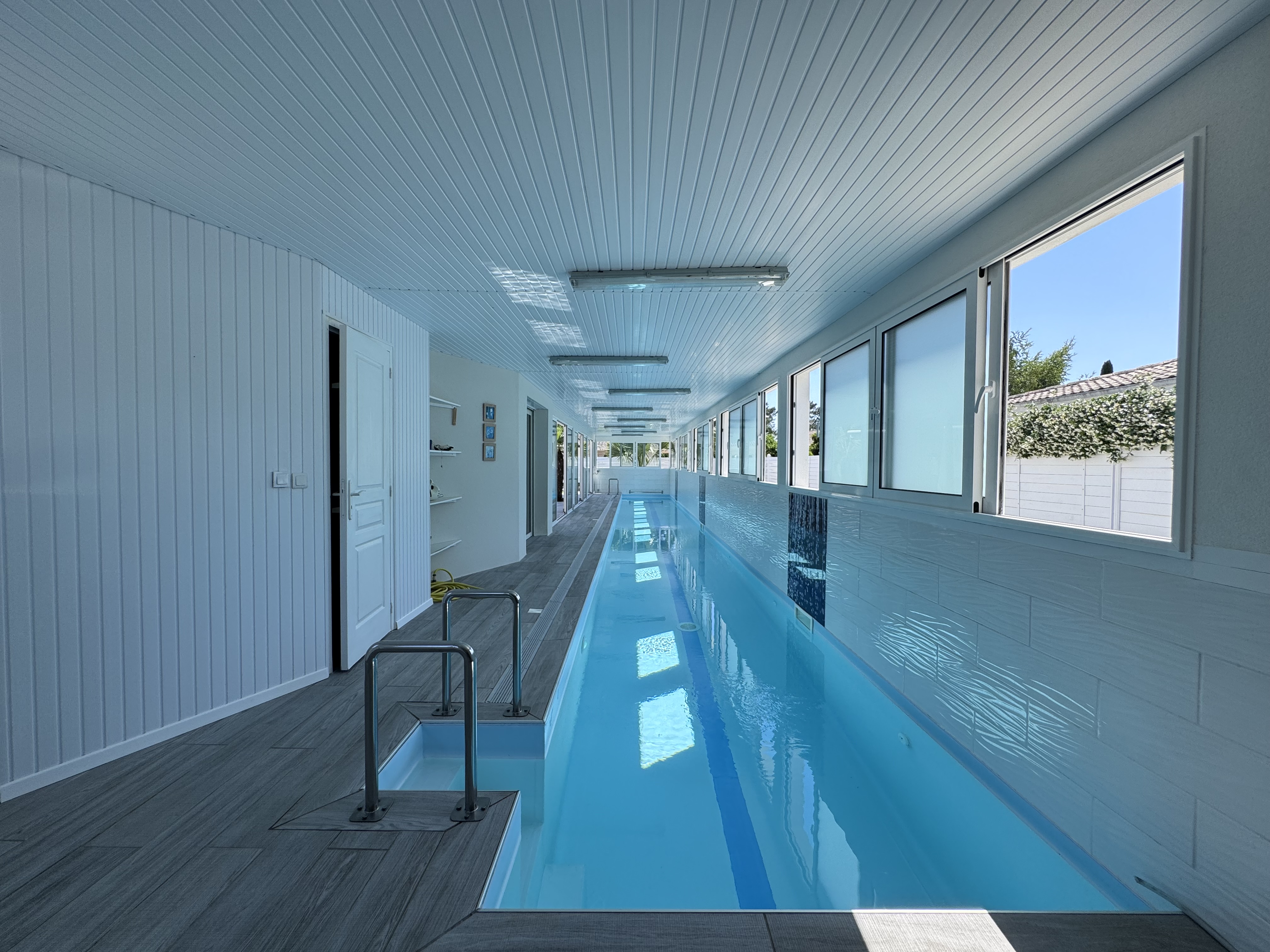 Villa de plain-pied à vendre à Lanton – vue sur le golf et bassin de nage intérieur de 20 m