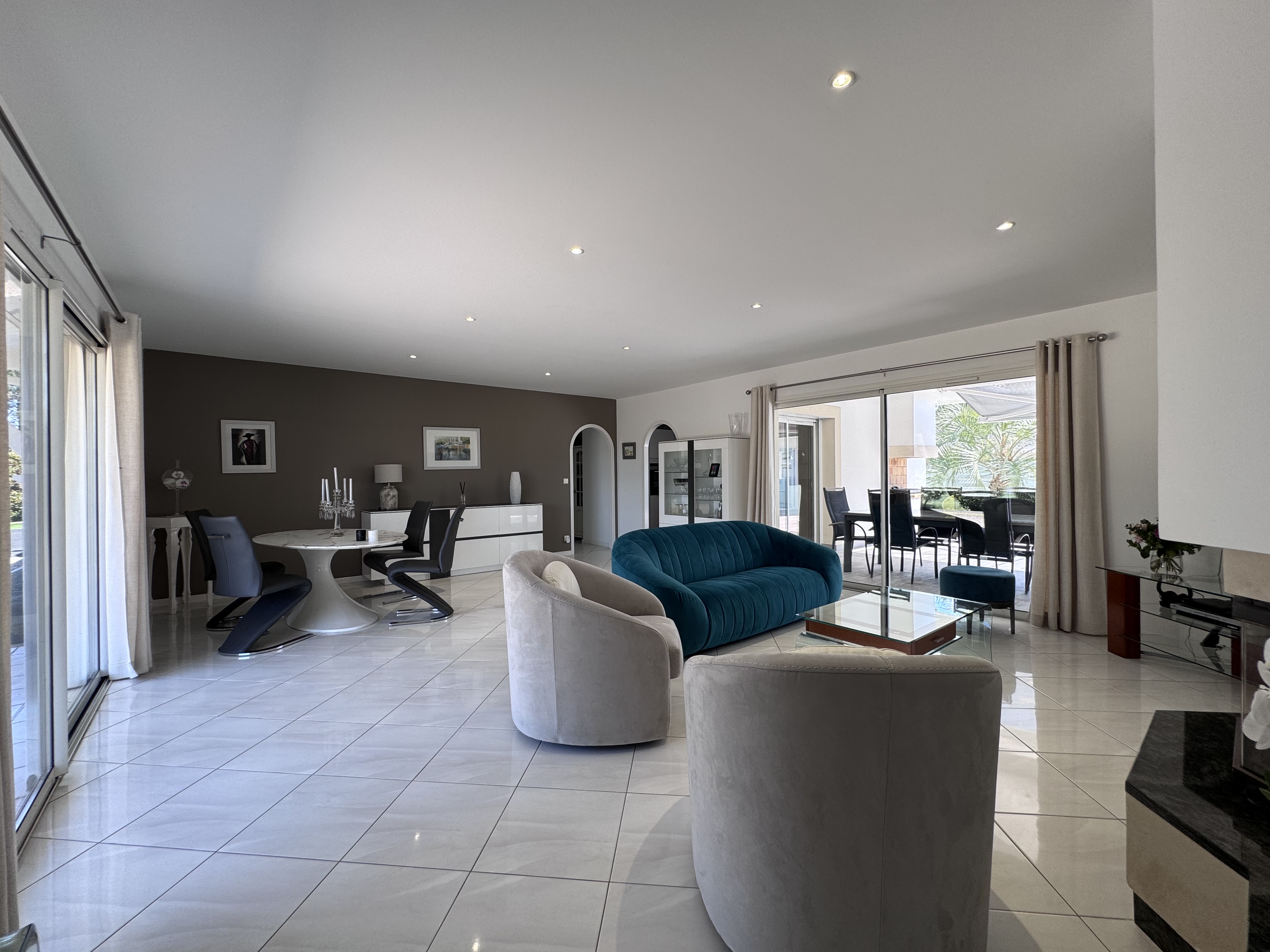Villa de plain-pied à vendre à Lanton – vue sur le golf et bassin de nage intérieur de 20 m