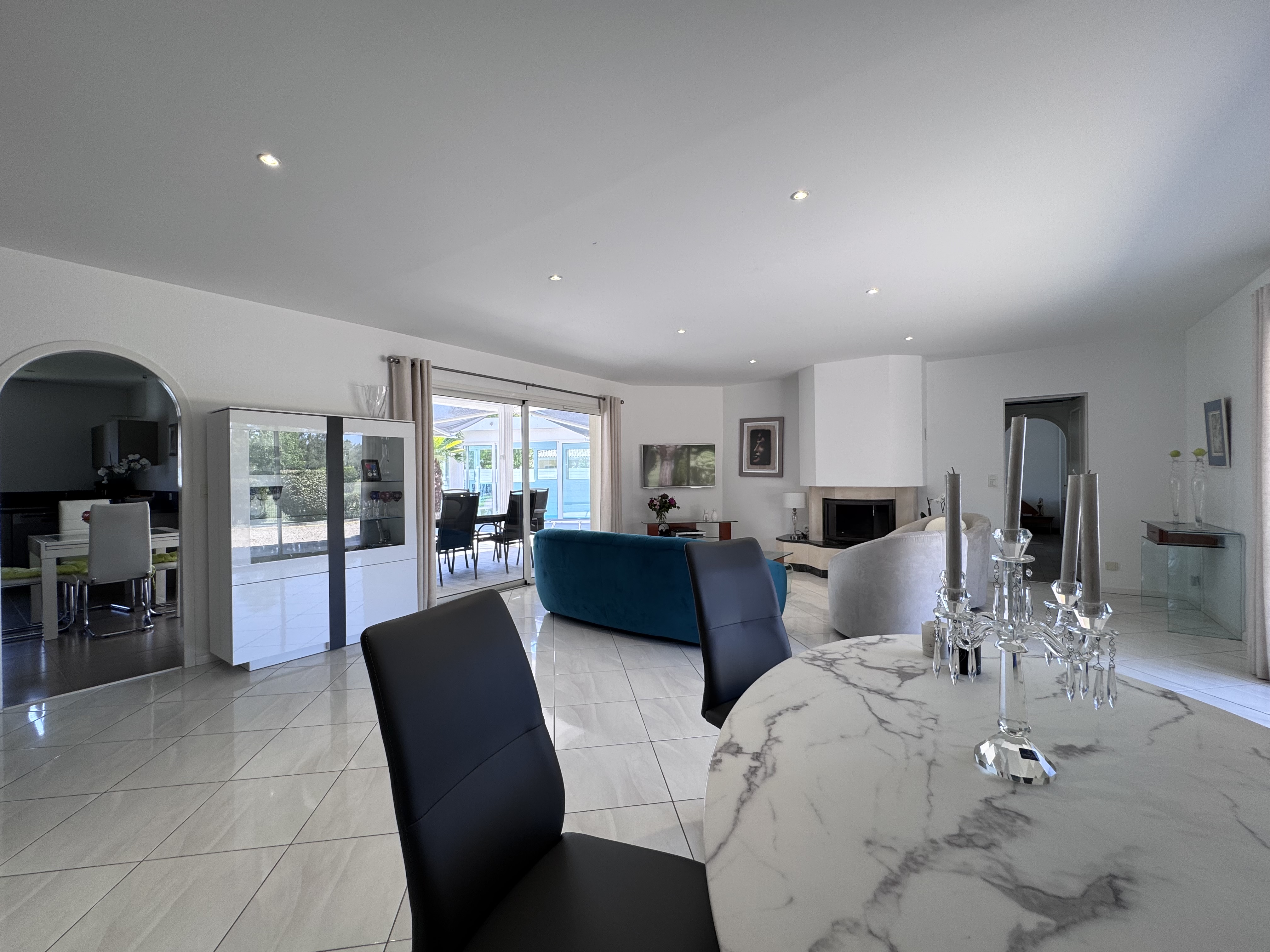 Villa de plain-pied à vendre à Lanton – vue sur le golf et bassin de nage intérieur de 20 m