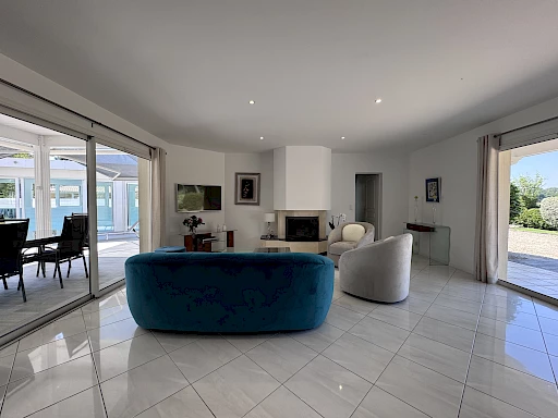 Villa de plain-pied à vendre à Lanton – vue sur le golf et bassin de nage intérieur de 20 m