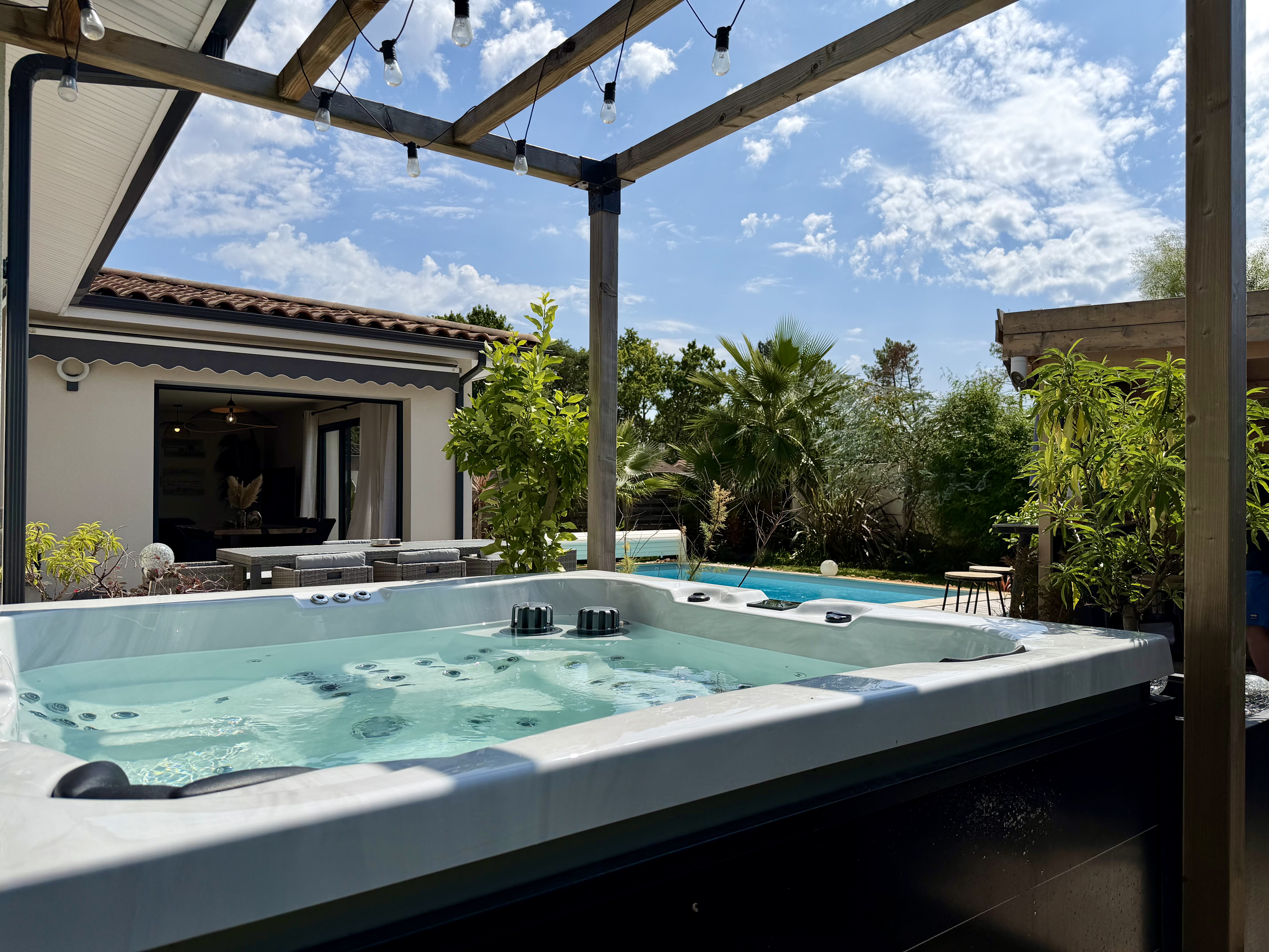Maison contemporaine à vendre à Lanton – piscine chauffée, spa et jardin sans vis-à-vis