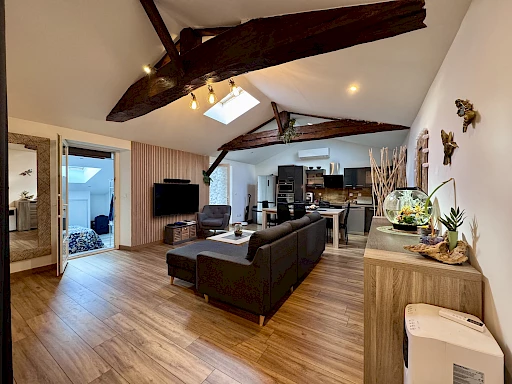Maison à vendre à Salles – trois espaces de vie indépendants