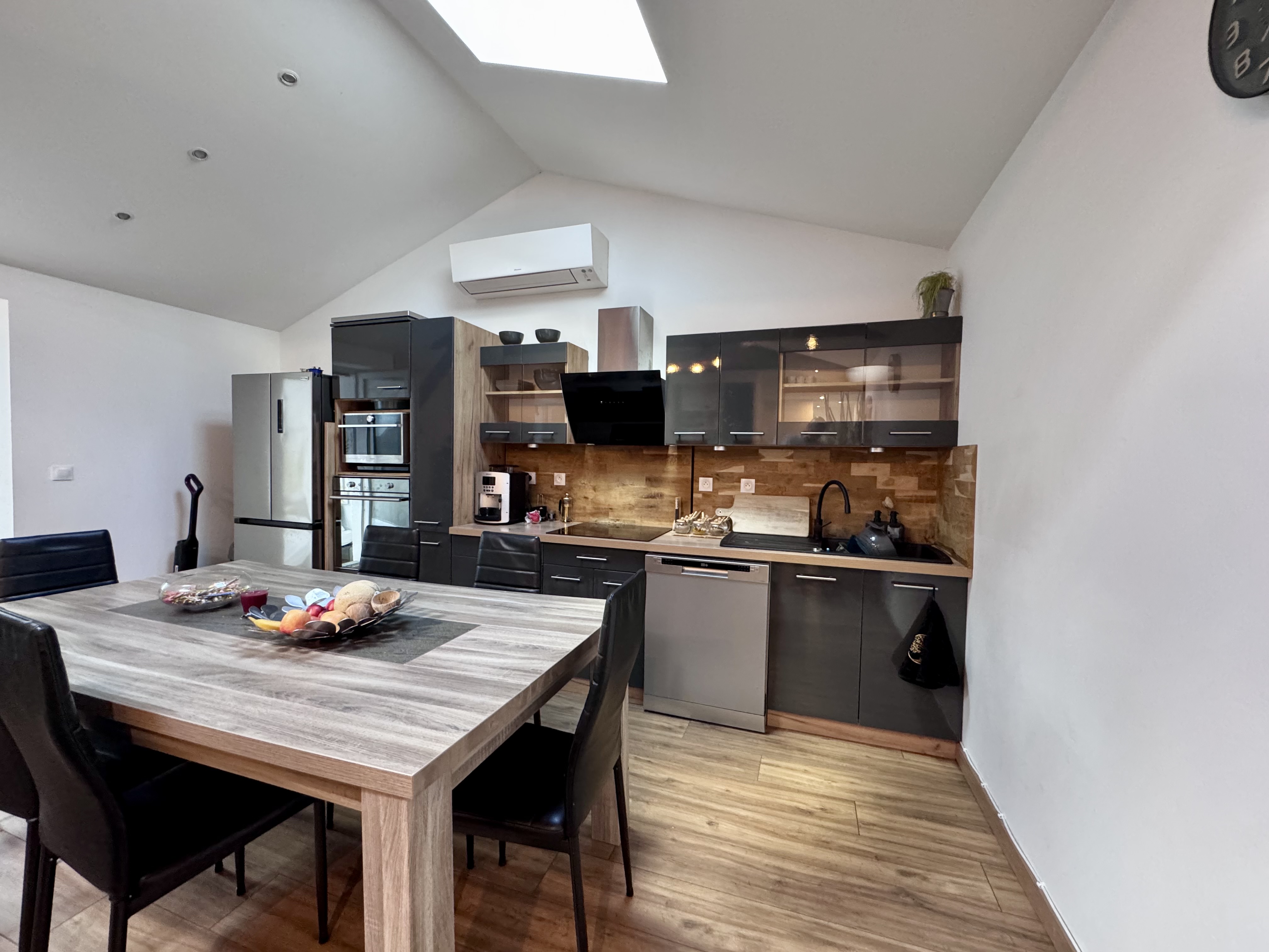 Maison à vendre à Salles – trois espaces de vie indépendants