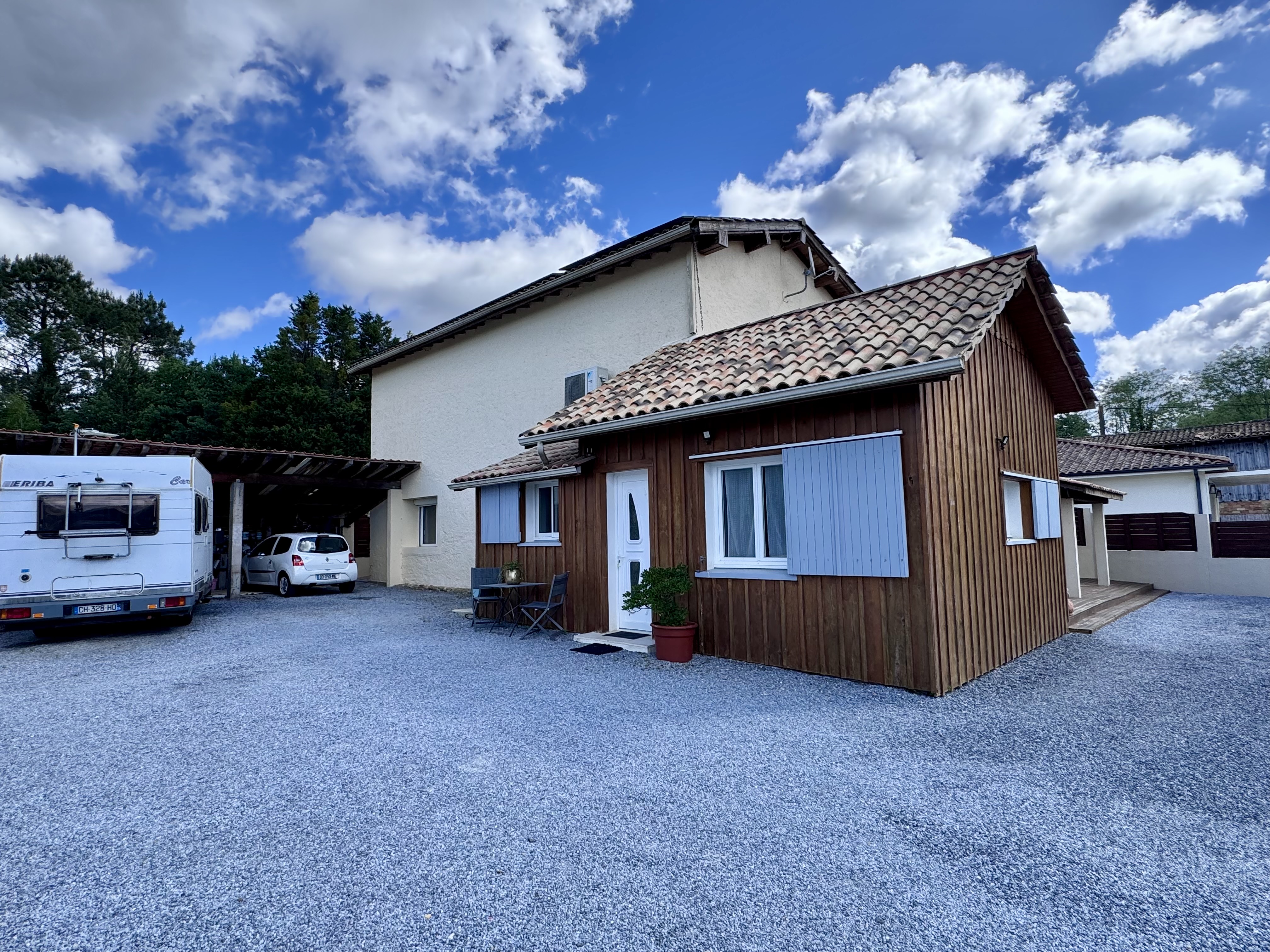 Maison à vendre à Salles – trois espaces de vie indépendants