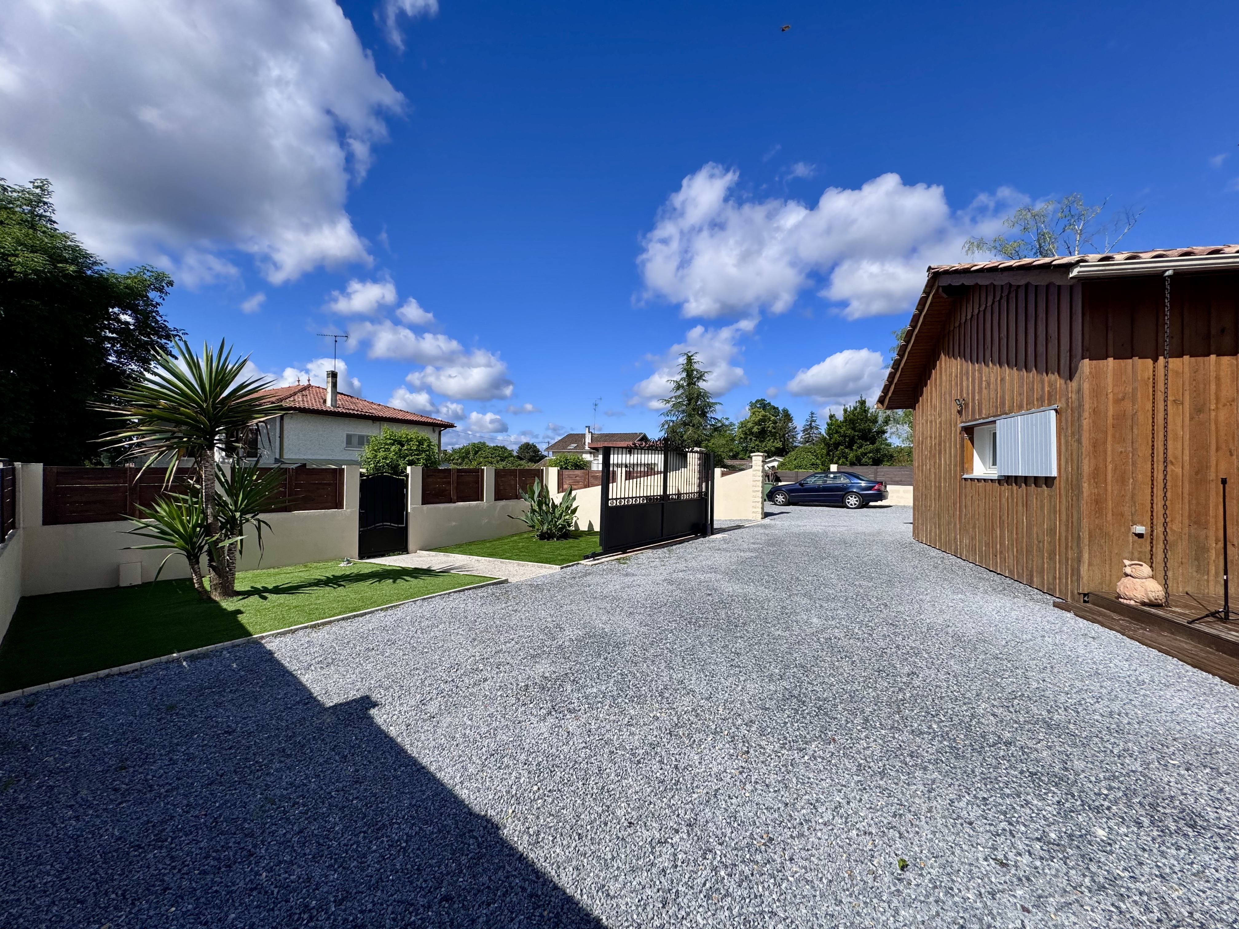 Maison à vendre à Salles – trois espaces de vie indépendants