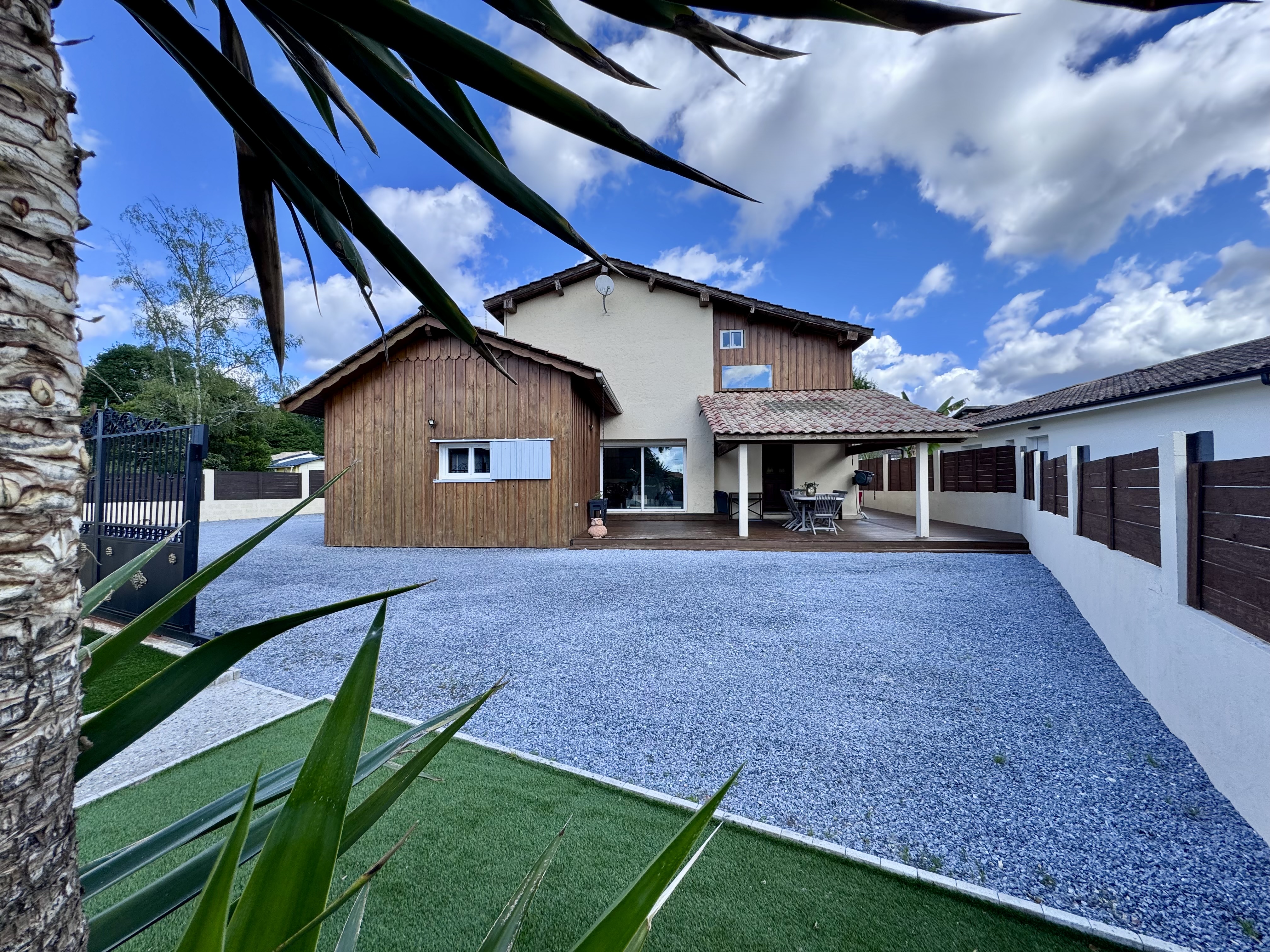 Maison à vendre à Salles – trois espaces de vie indépendants