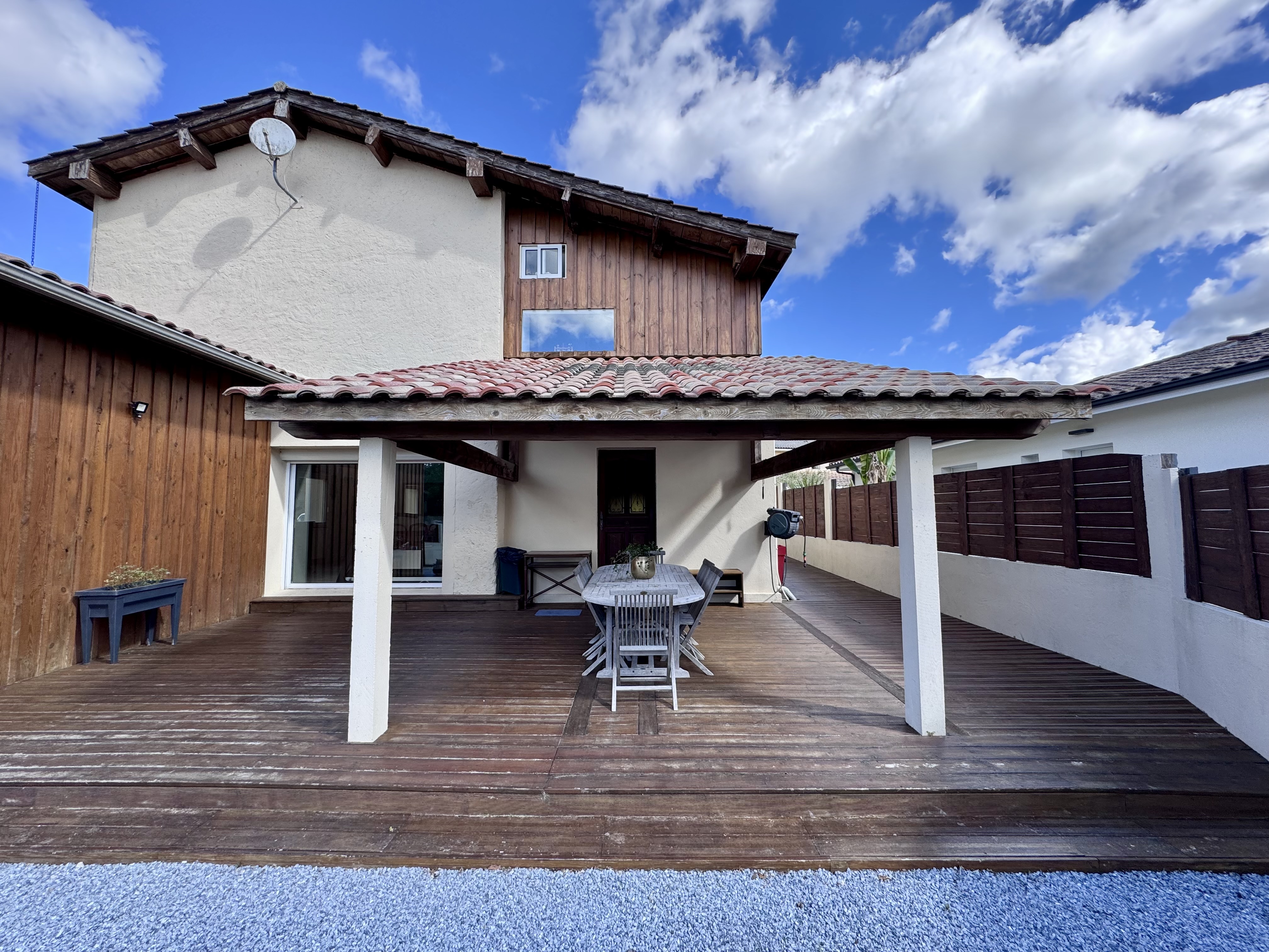 Maison à vendre à Salles – trois espaces de vie indépendants