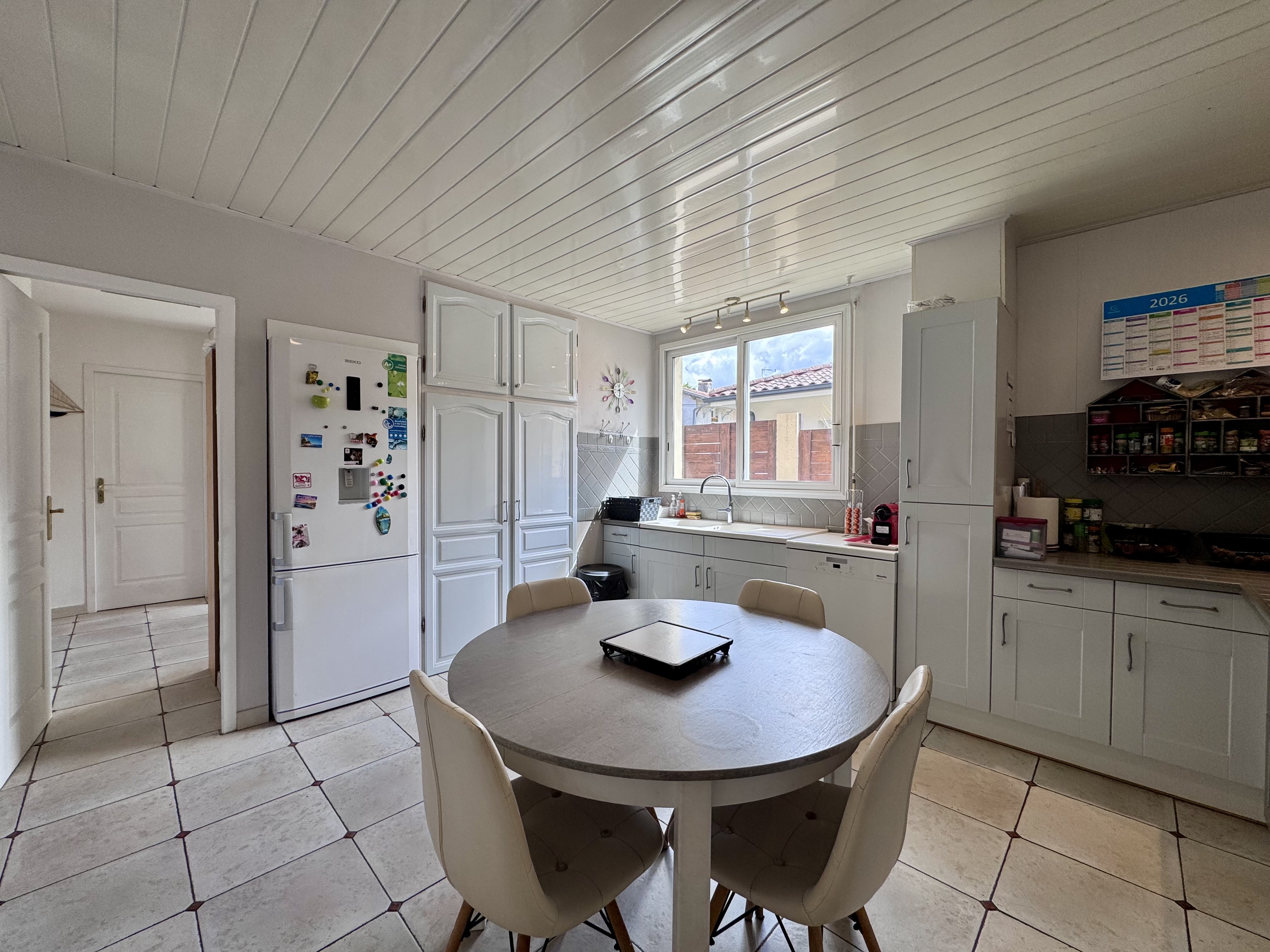 Maison à vendre à Salles – trois espaces de vie indépendants