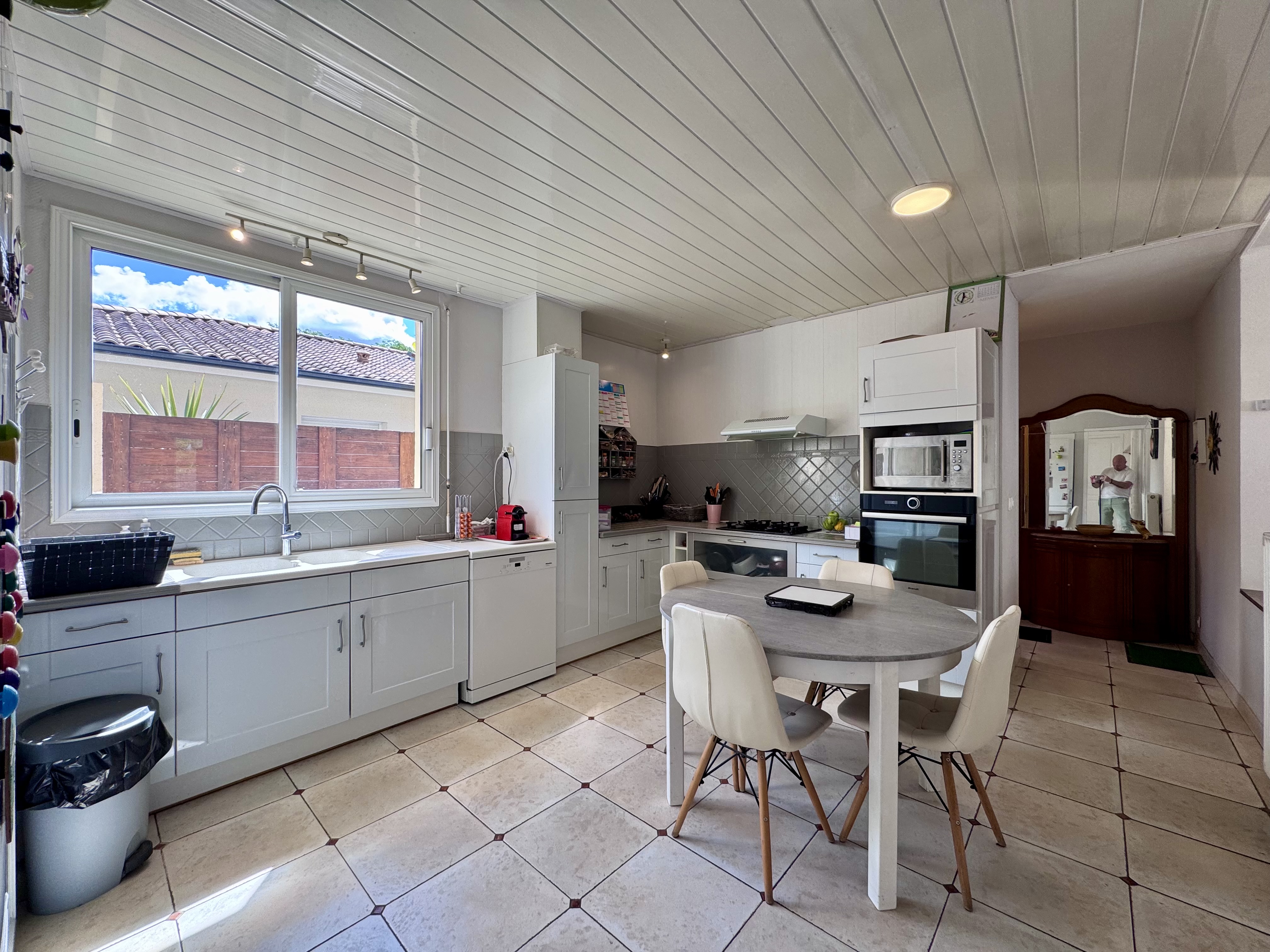 Maison à vendre à Salles – trois espaces de vie indépendants