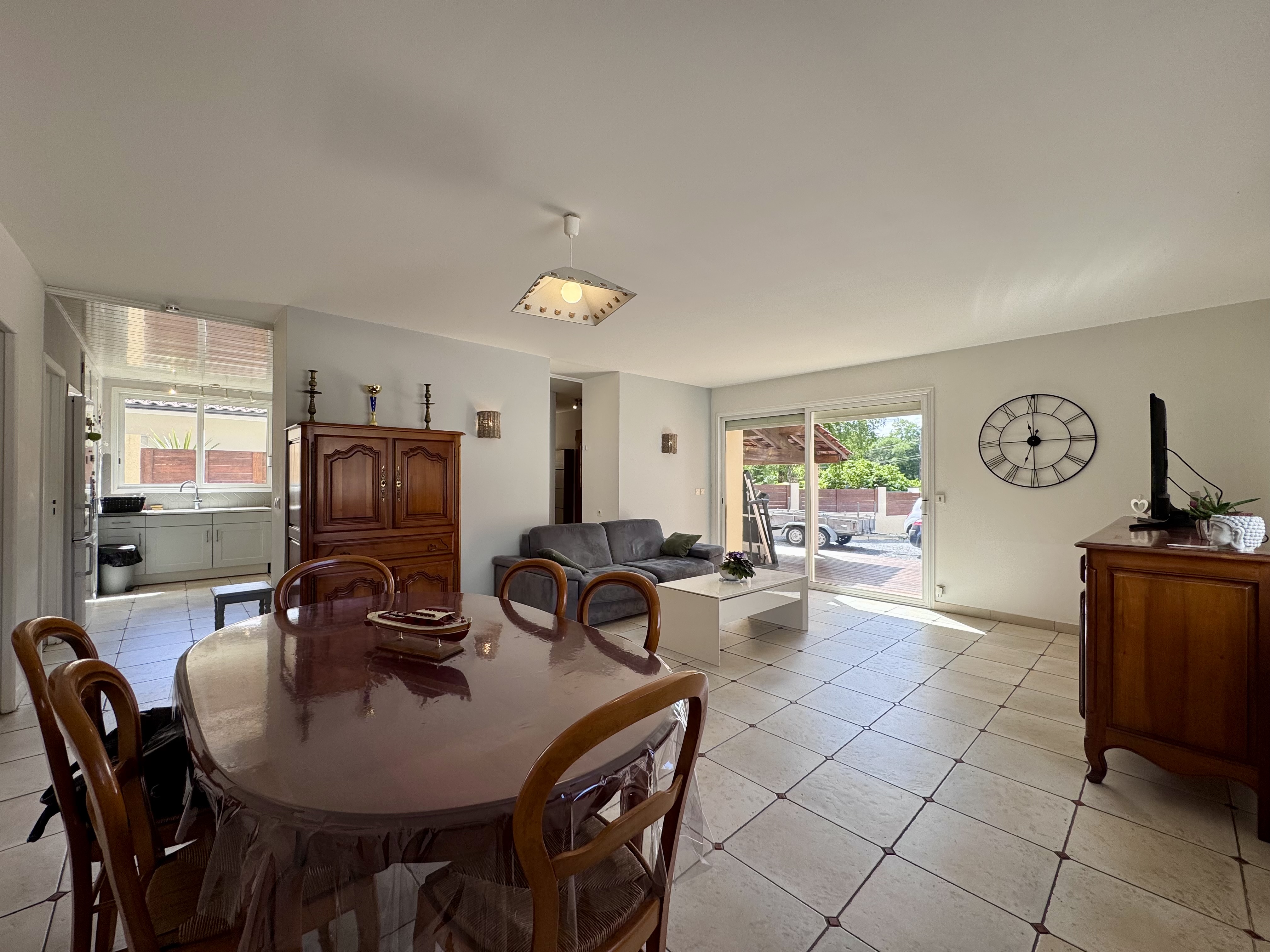 Maison à vendre à Salles – trois espaces de vie indépendants