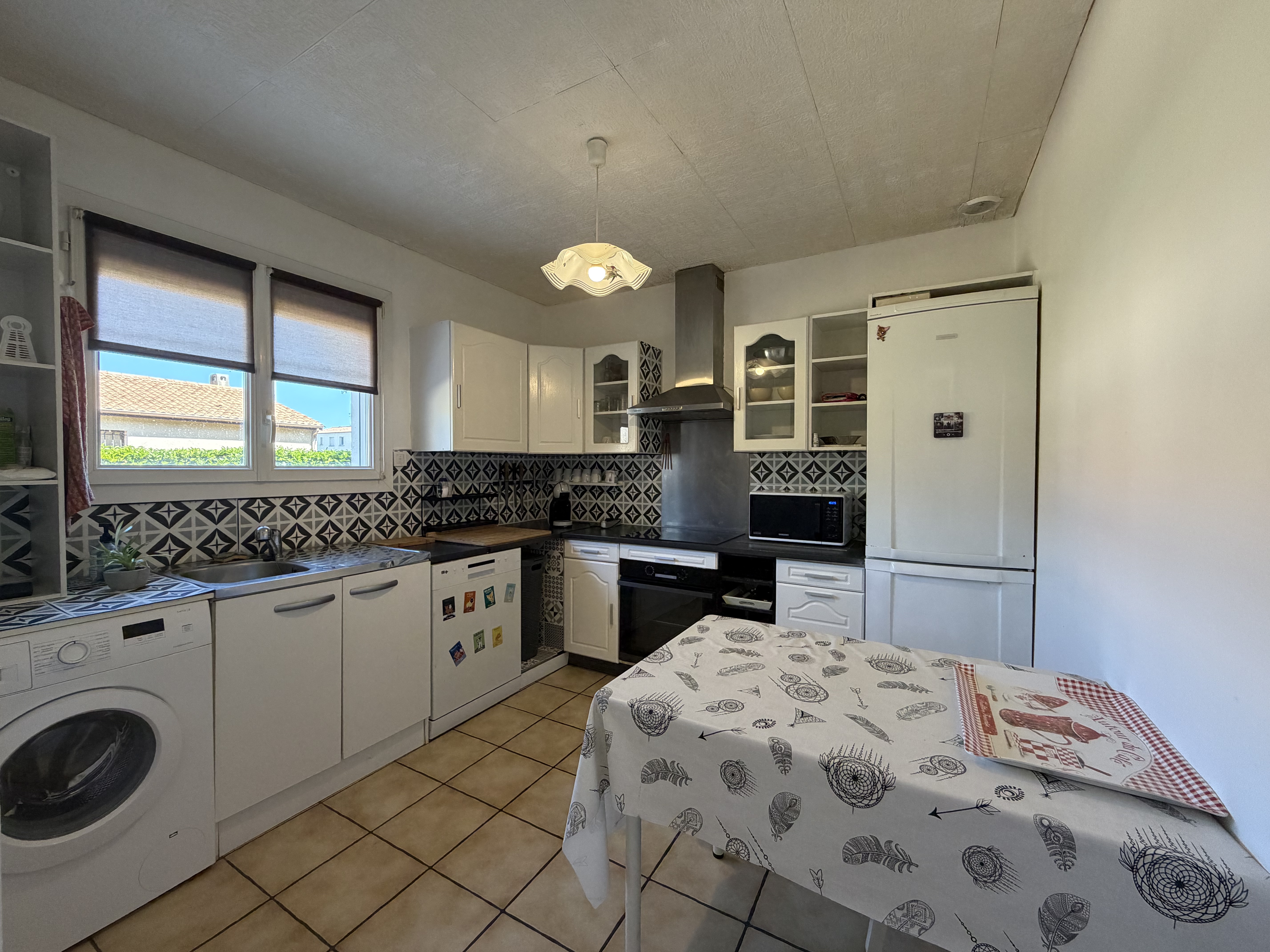 Maison familiale à vendre à Saint-Jean-d’Illac – vie de plain-pied et terrain arboré de 1 002 m²
