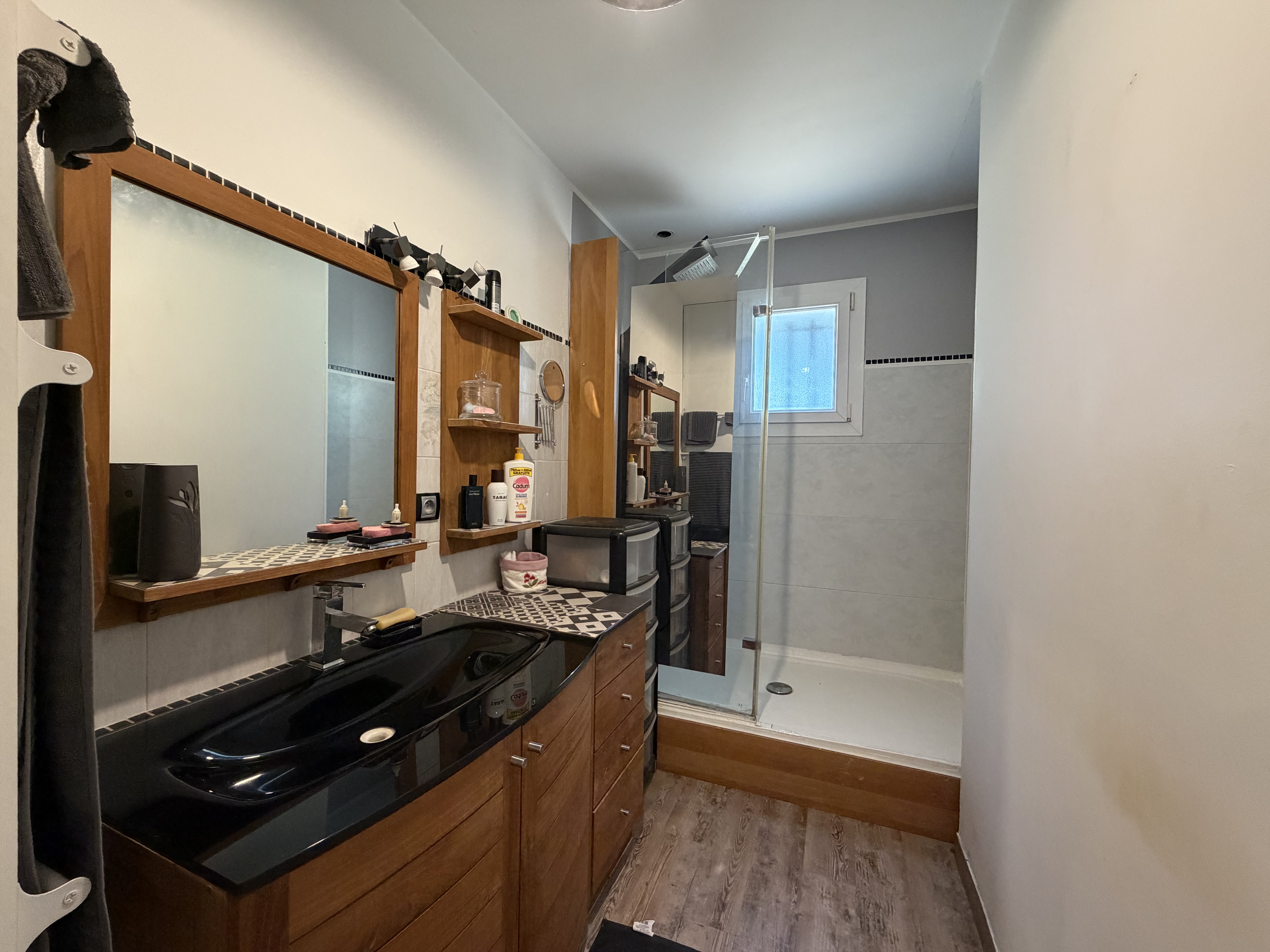 Maison familiale à vendre à Saint-Jean-d’Illac – vie de plain-pied et terrain arboré de 1 002 m²
