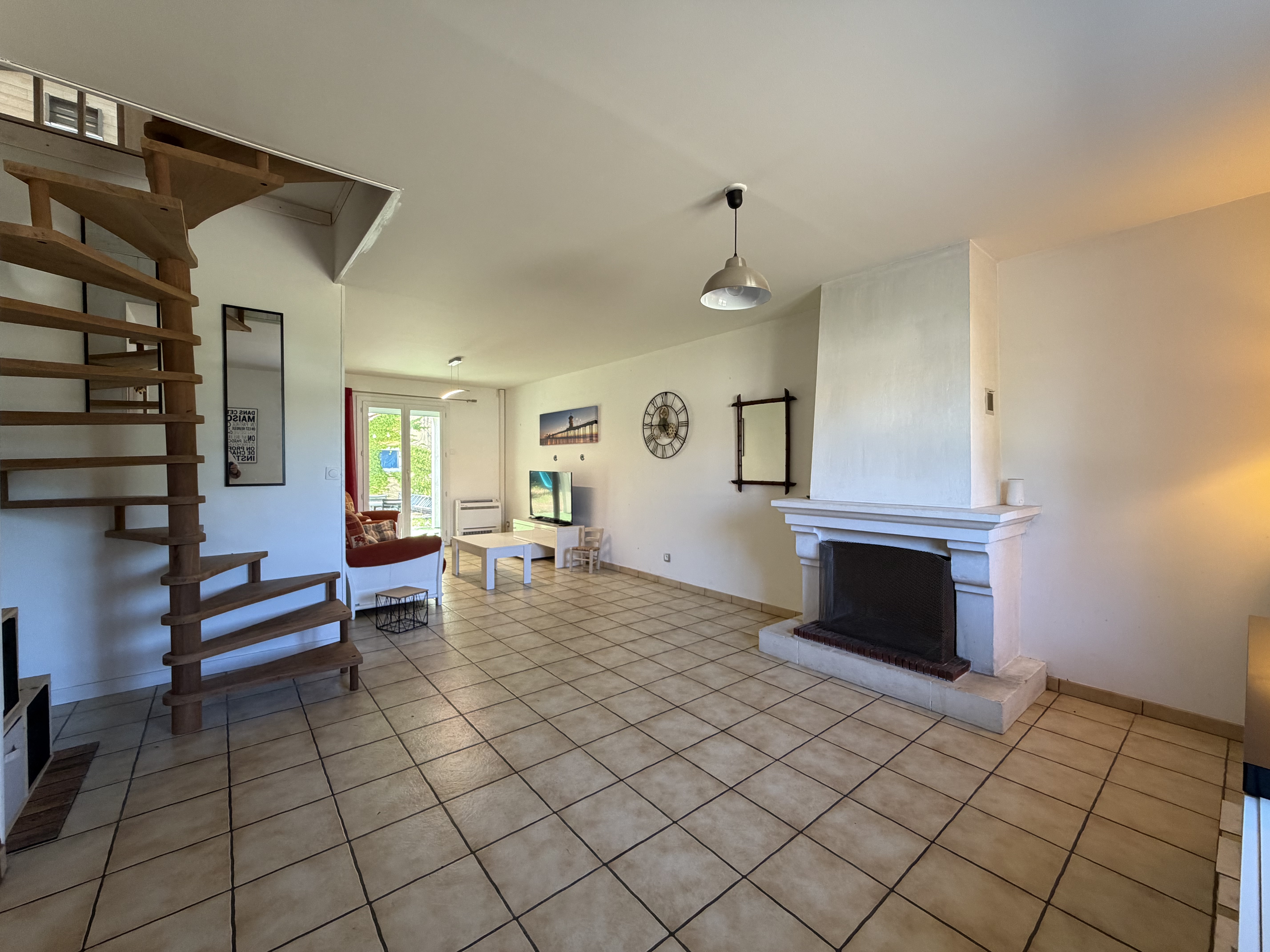 Maison familiale à vendre à Saint-Jean-d’Illac – vie de plain-pied et terrain arboré de 1 002 m²