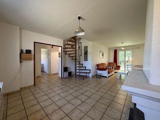 Maison familiale à vendre à Saint-Jean-d’Illac – vie de plain-pied et terrain arboré de 1 002 m²