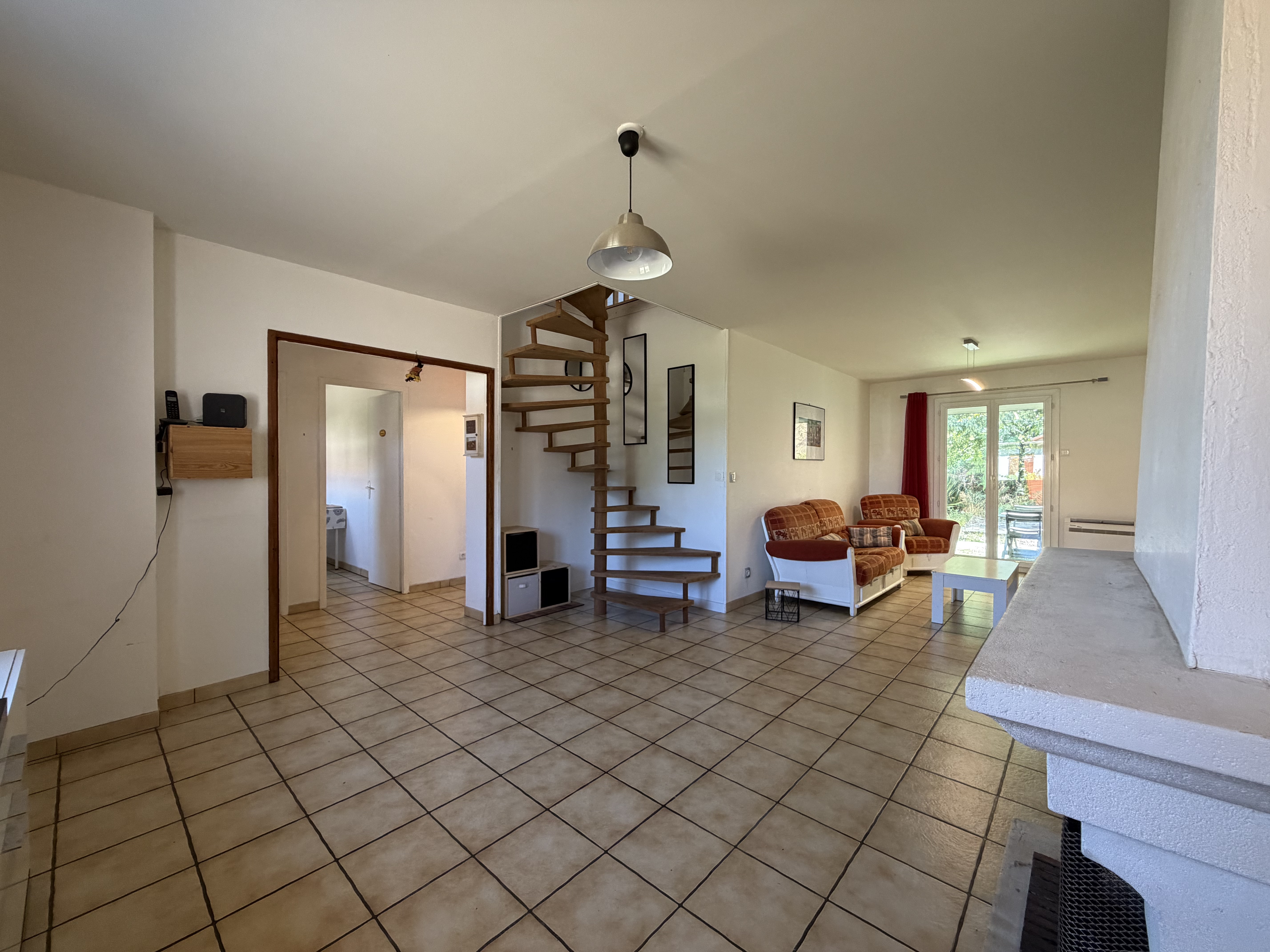 Maison familiale à vendre à Saint-Jean-d’Illac – vie de plain-pied et terrain arboré de 1 002 m²