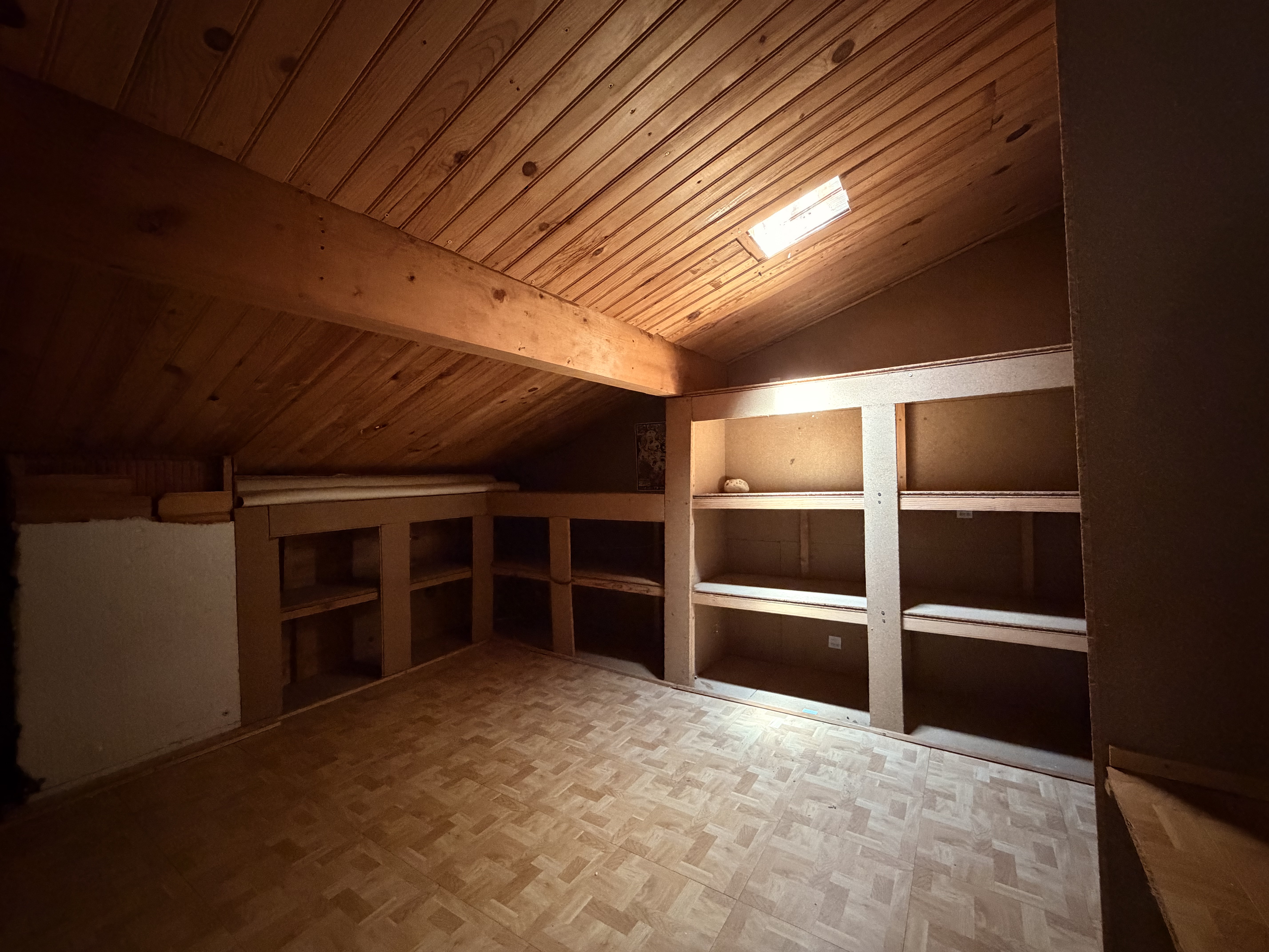 Maison familiale à vendre à Saint-Jean-d’Illac – vie de plain-pied et terrain arboré de 1 002 m²