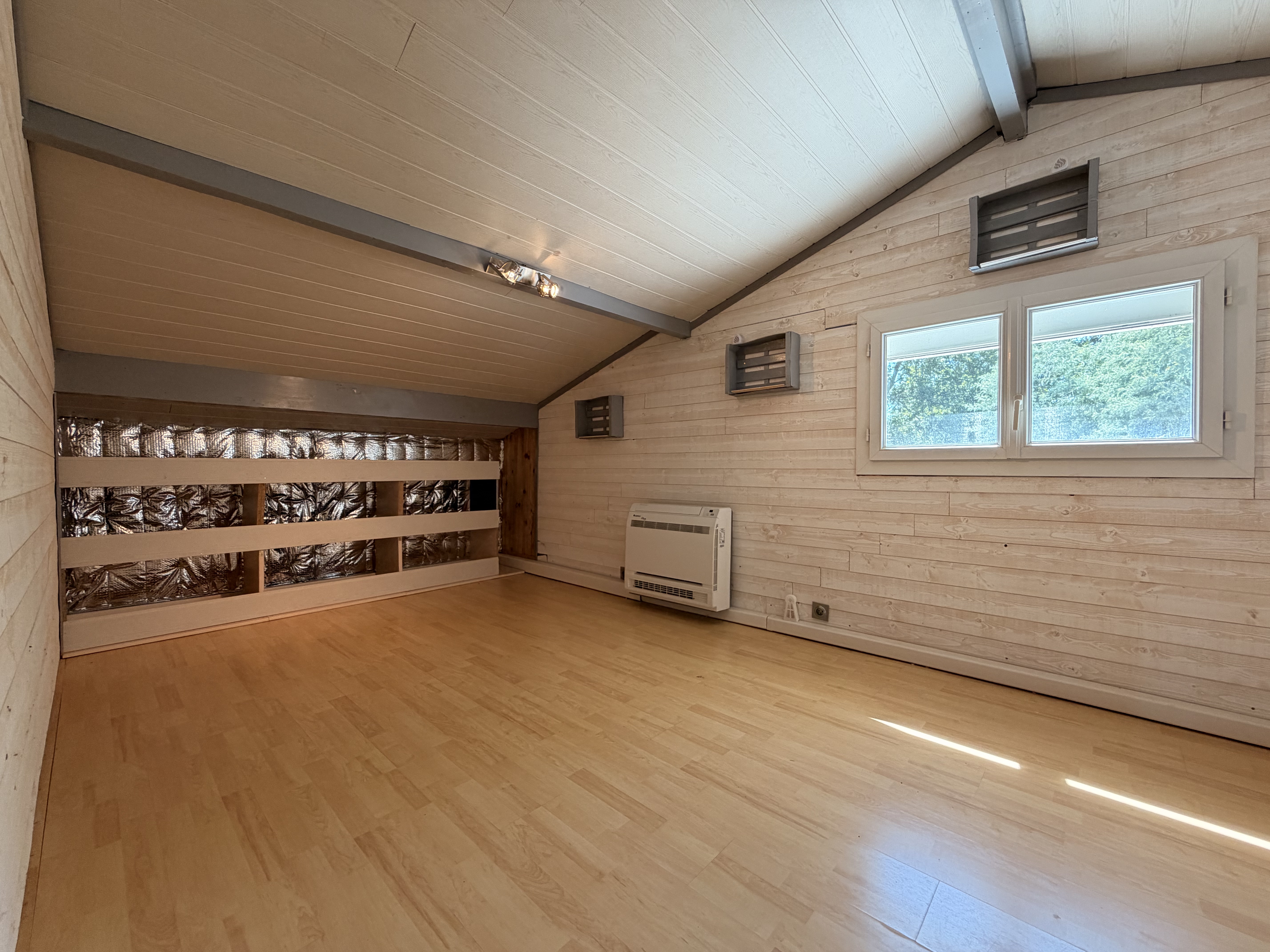 Maison familiale à vendre à Saint-Jean-d’Illac – vie de plain-pied et terrain arboré de 1 002 m²