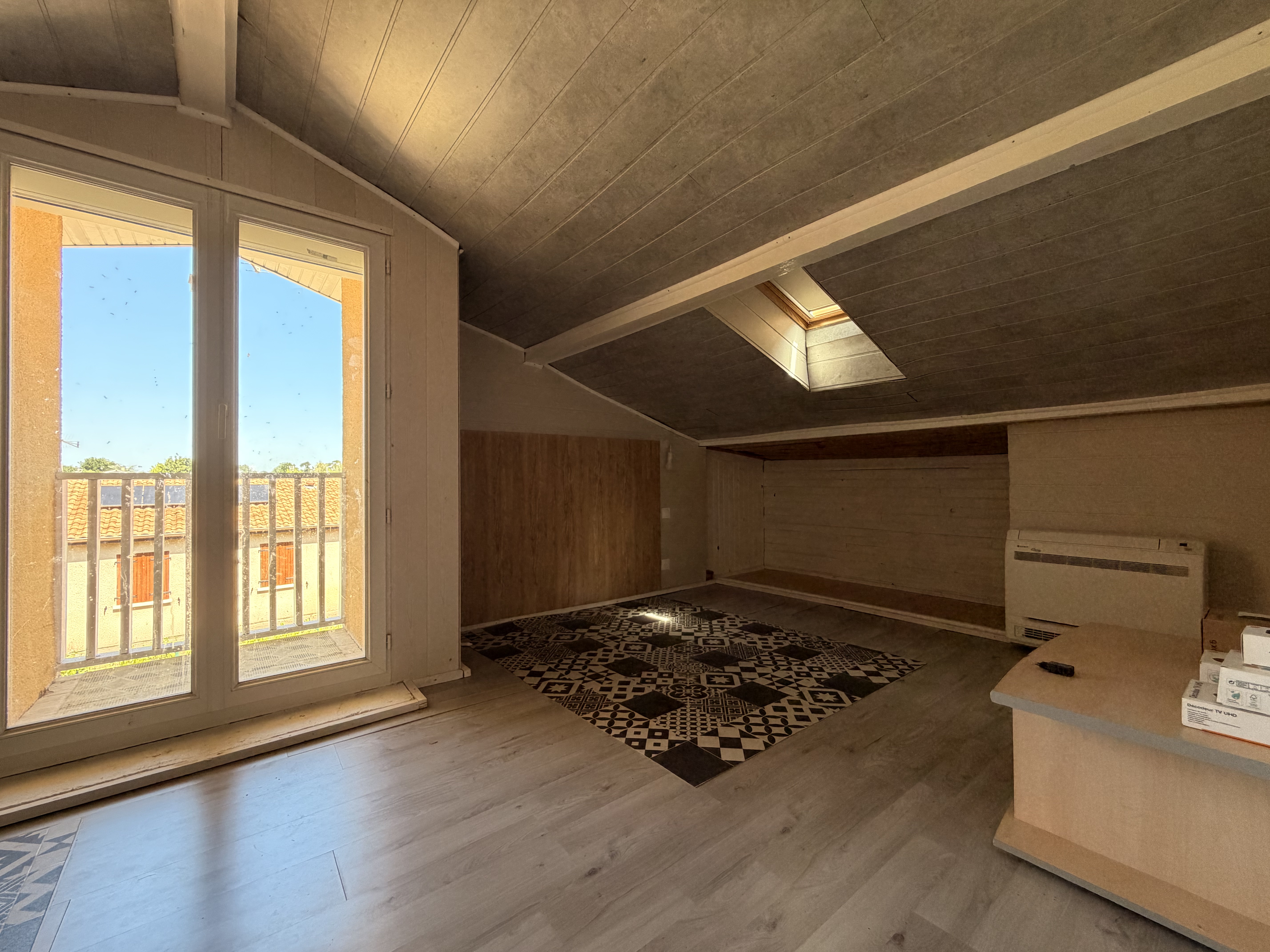 Maison familiale à vendre à Saint-Jean-d’Illac – vie de plain-pied et terrain arboré de 1 002 m²