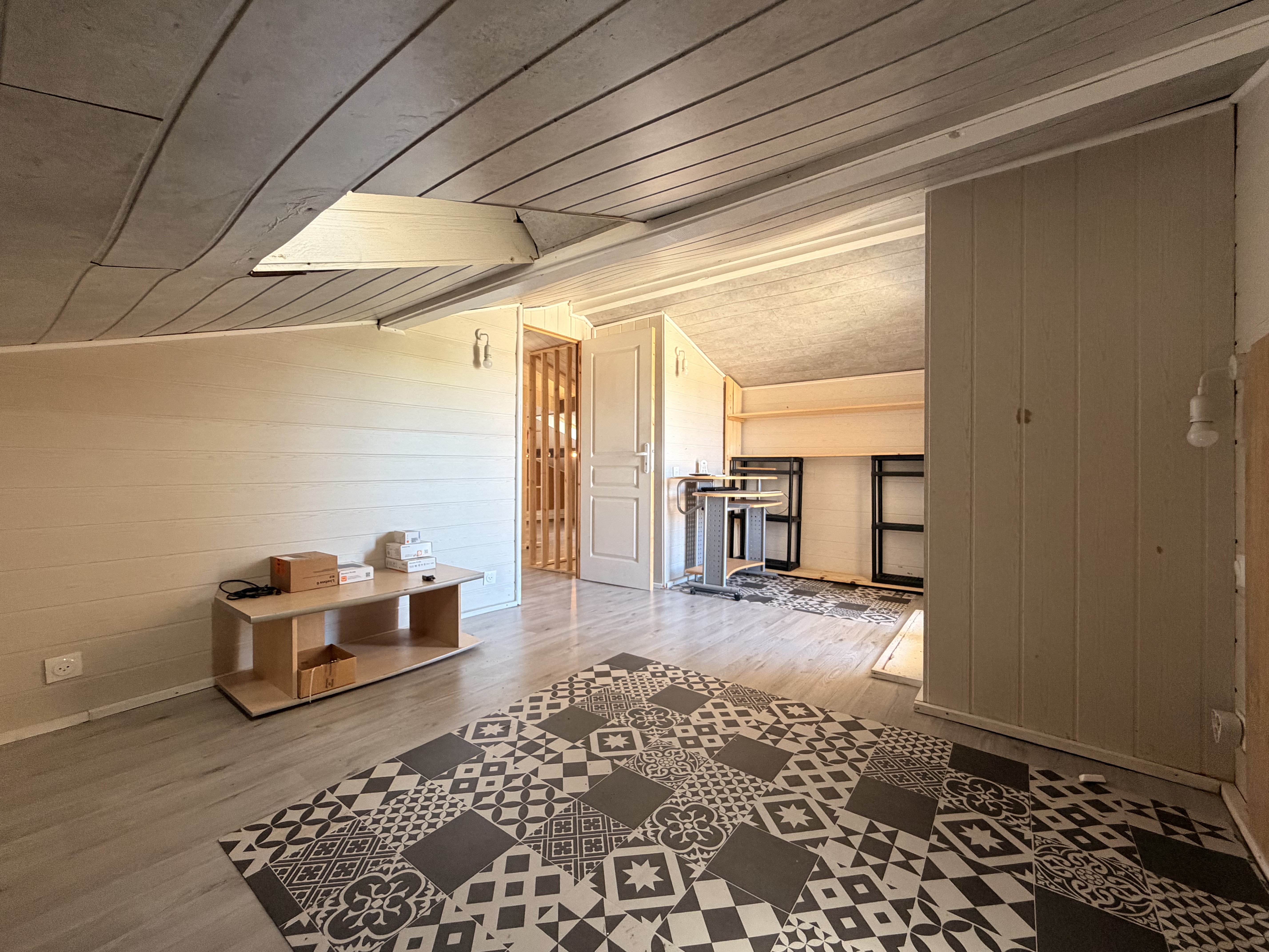 Maison familiale à vendre à Saint-Jean-d’Illac – vie de plain-pied et terrain arboré de 1 002 m²