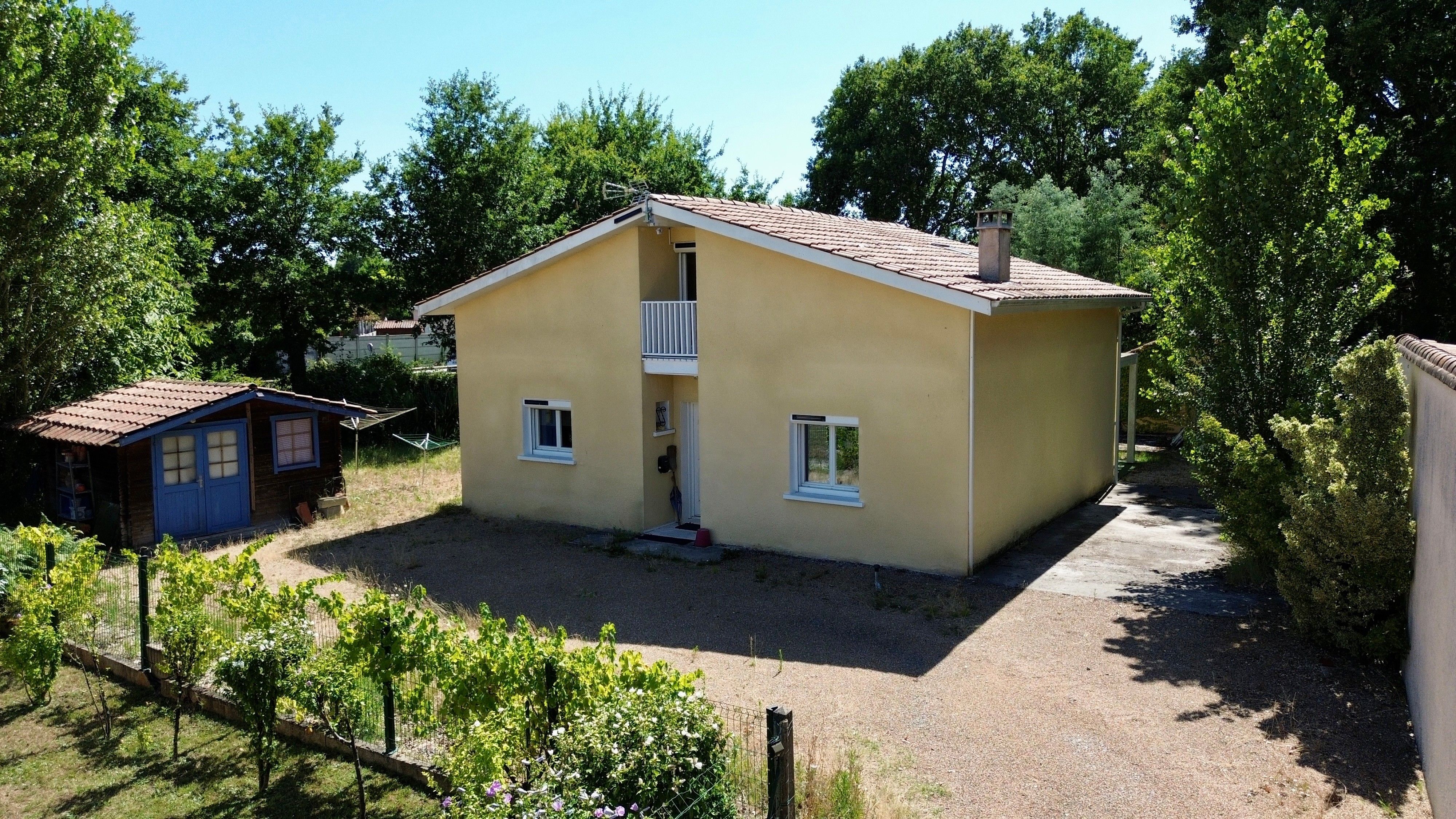 Maison familiale à vendre à Saint-Jean-d’Illac – vie de plain-pied et terrain arboré de 1 002 m²