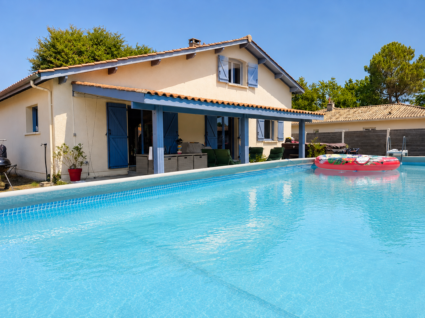 Maison familiale à vendre à Lanton-Cassy – piscine, terrasse couverte entre vie intérieure et extérieure