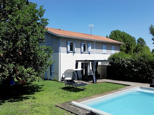 Maison récente à vendre à Lège-Cap-Ferret – piscine, jardin et vie à pied dans le bourg