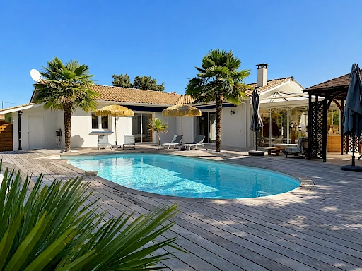 Maison de plain-pied à vendre à Audenge – piscine chauffée, véranda et jardin sans vis-à-vis