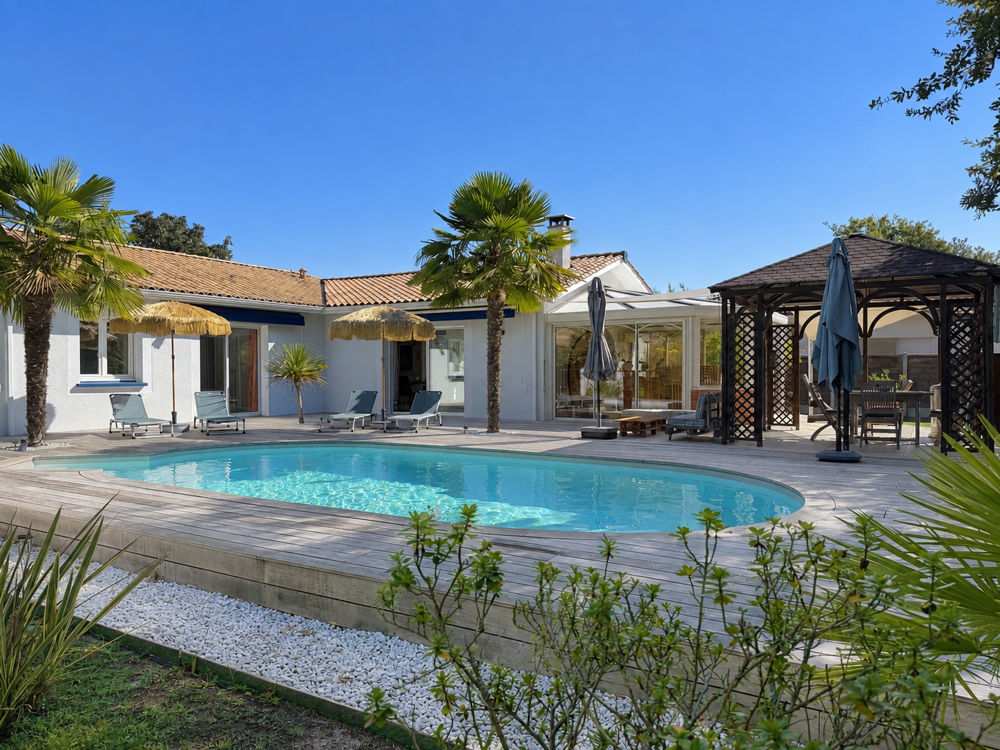 Maison de plain-pied à vendre à Audenge – piscine chauffée, véranda et jardin sans vis-à-vis