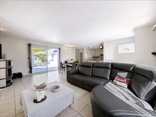 Maison de plain-pied à vendre à Audenge – piscine chauffée, véranda et jardin sans vis-à-vis
