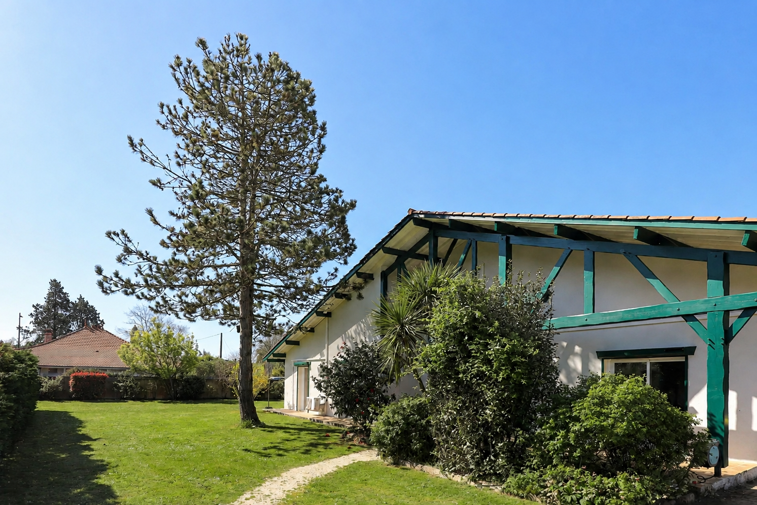 Maison familiale à vendre à Lège-Cap-Ferret – grand terrain, piscine et potentiel constructible