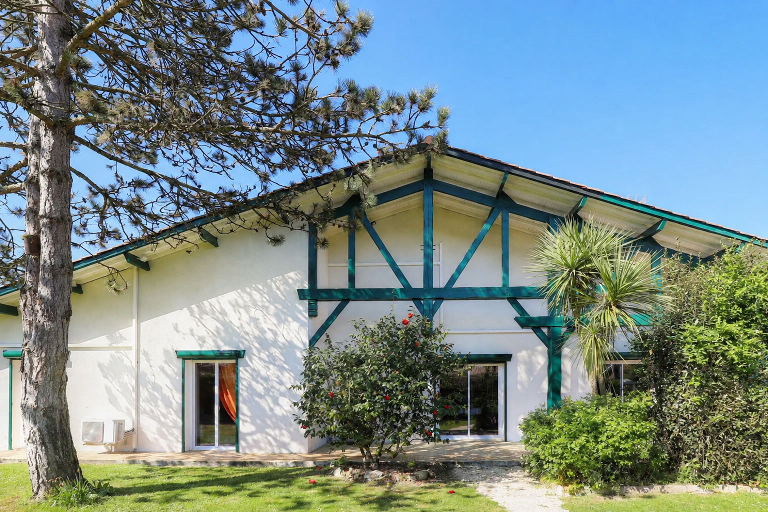 Maison familiale à vendre à Lège-Cap-Ferret – grand terrain, piscine et potentiel constructible