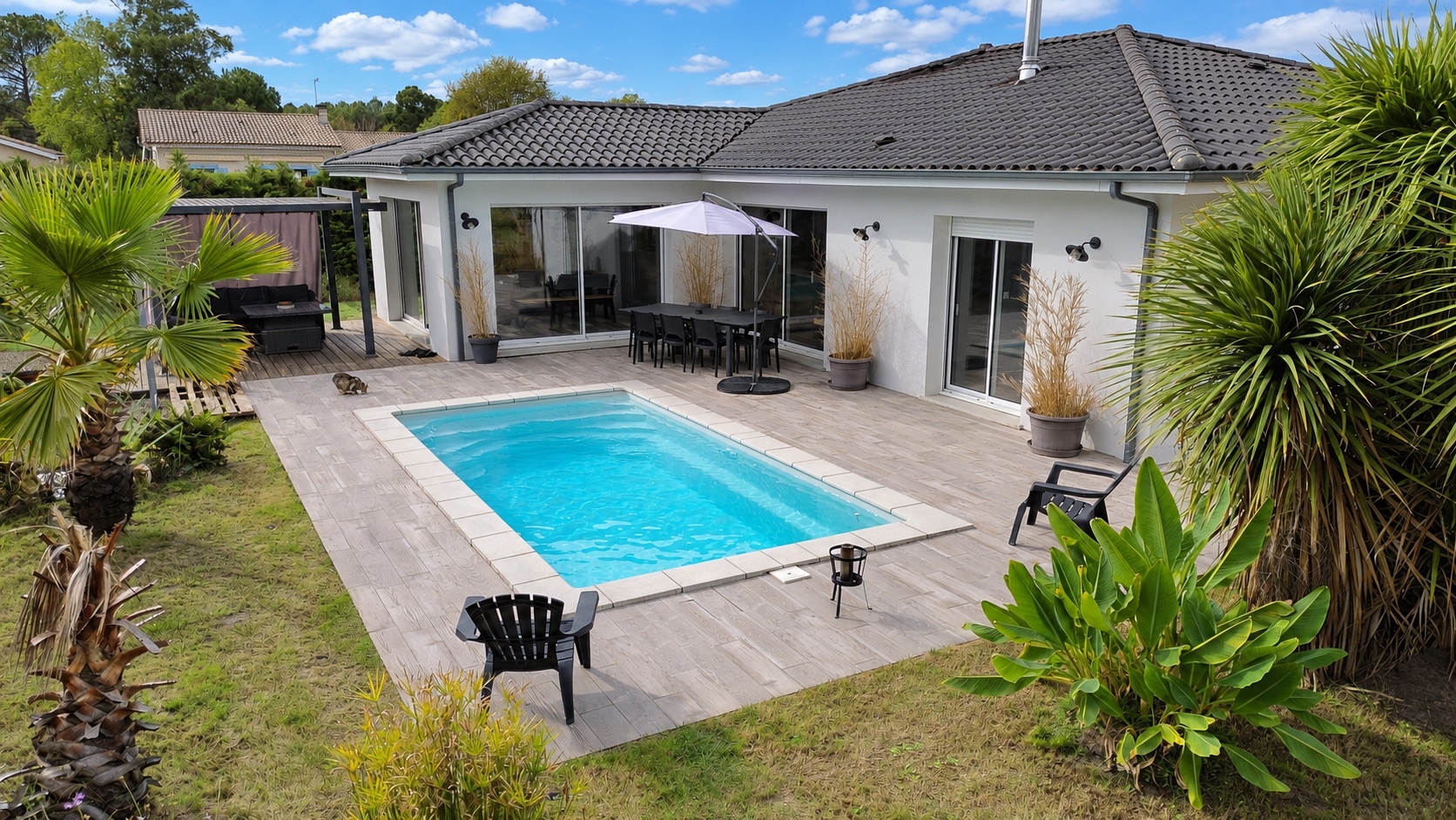 Villa contemporaine de plain-pied à vendre à Audenge – piscine chauffée et jardin paysager