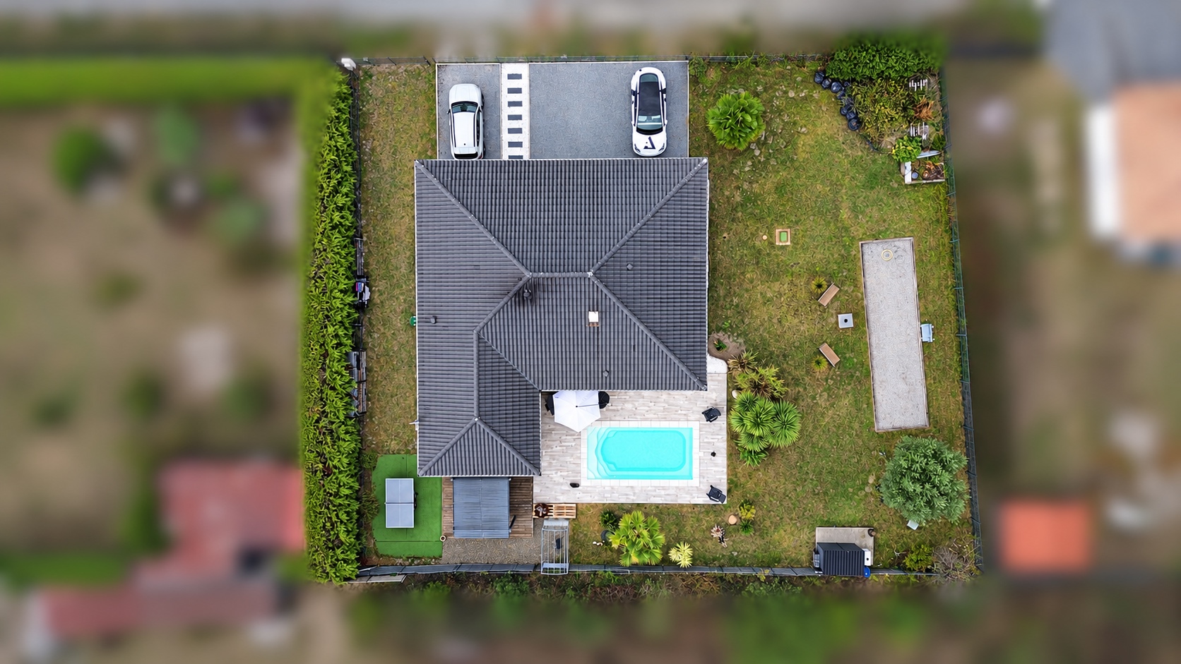 Villa contemporaine de plain-pied à vendre à Audenge – piscine chauffée et jardin paysager