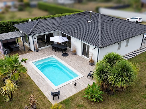 Villa contemporaine de plain-pied à vendre à Audenge – piscine chauffée et jardin paysager
