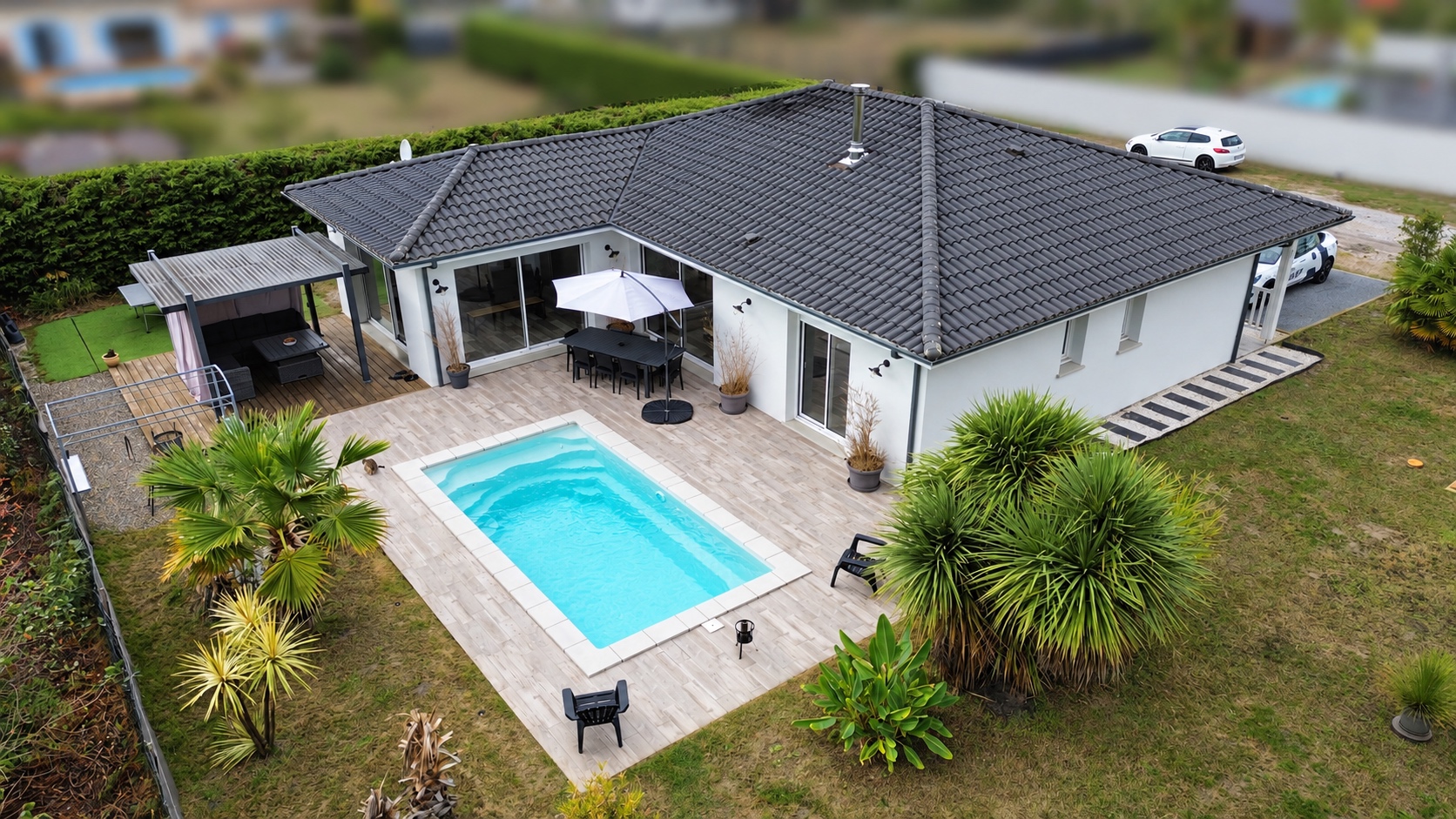 Villa contemporaine de plain-pied à vendre à Audenge – piscine chauffée et jardin paysager