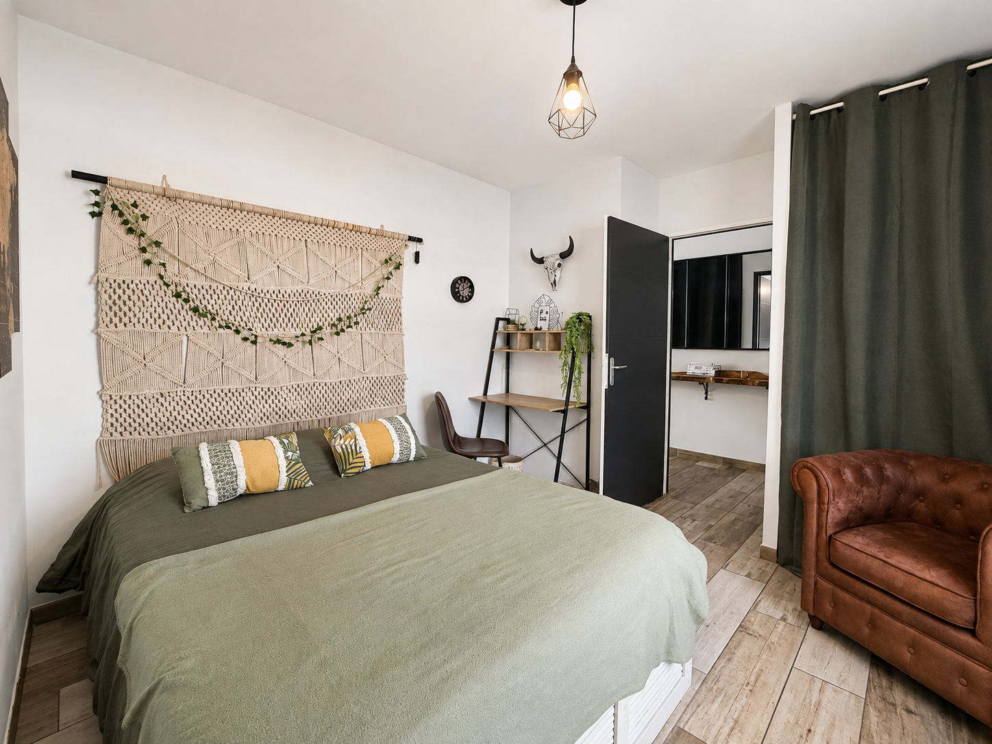 Villa contemporaine de plain-pied à vendre à Audenge – piscine chauffée et jardin paysager