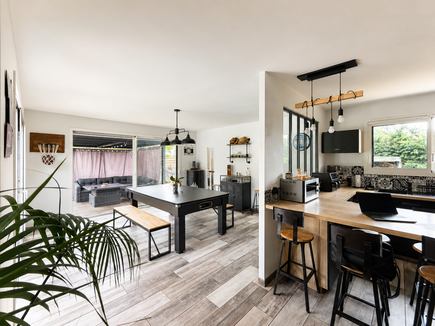 Villa contemporaine de plain-pied à vendre à Audenge – piscine chauffée et jardin paysager