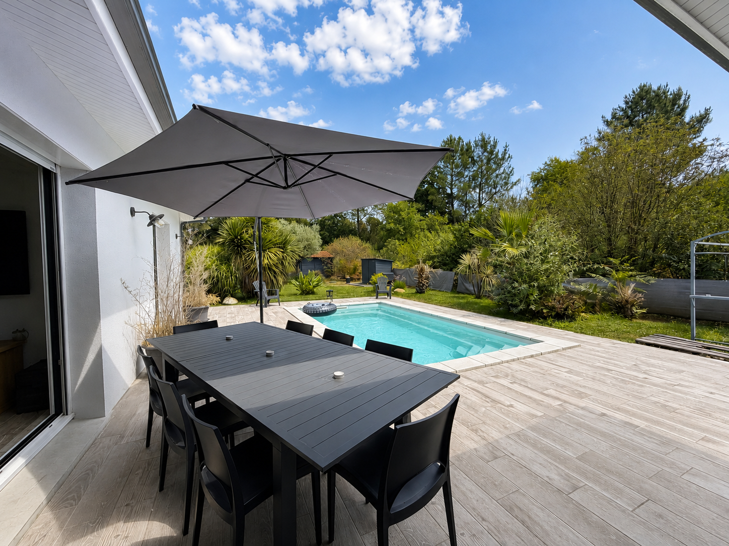 Villa contemporaine de plain-pied à vendre à Audenge – piscine chauffée et jardin paysager
