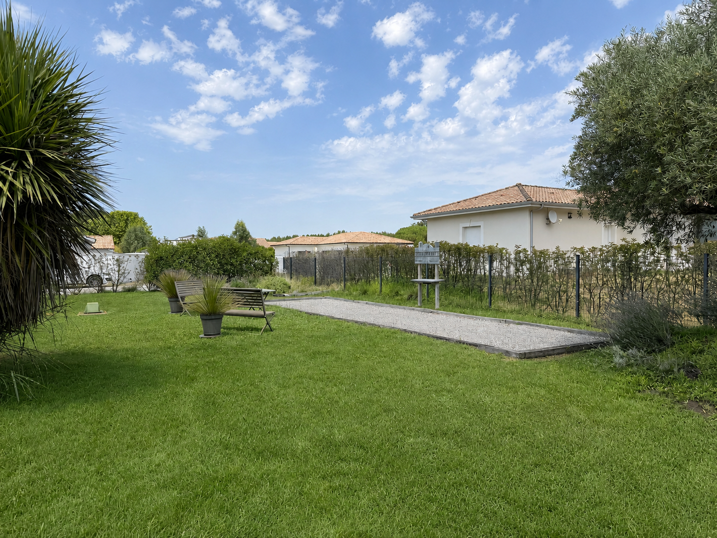 Villa contemporaine de plain-pied à vendre à Audenge – piscine chauffée et jardin paysager