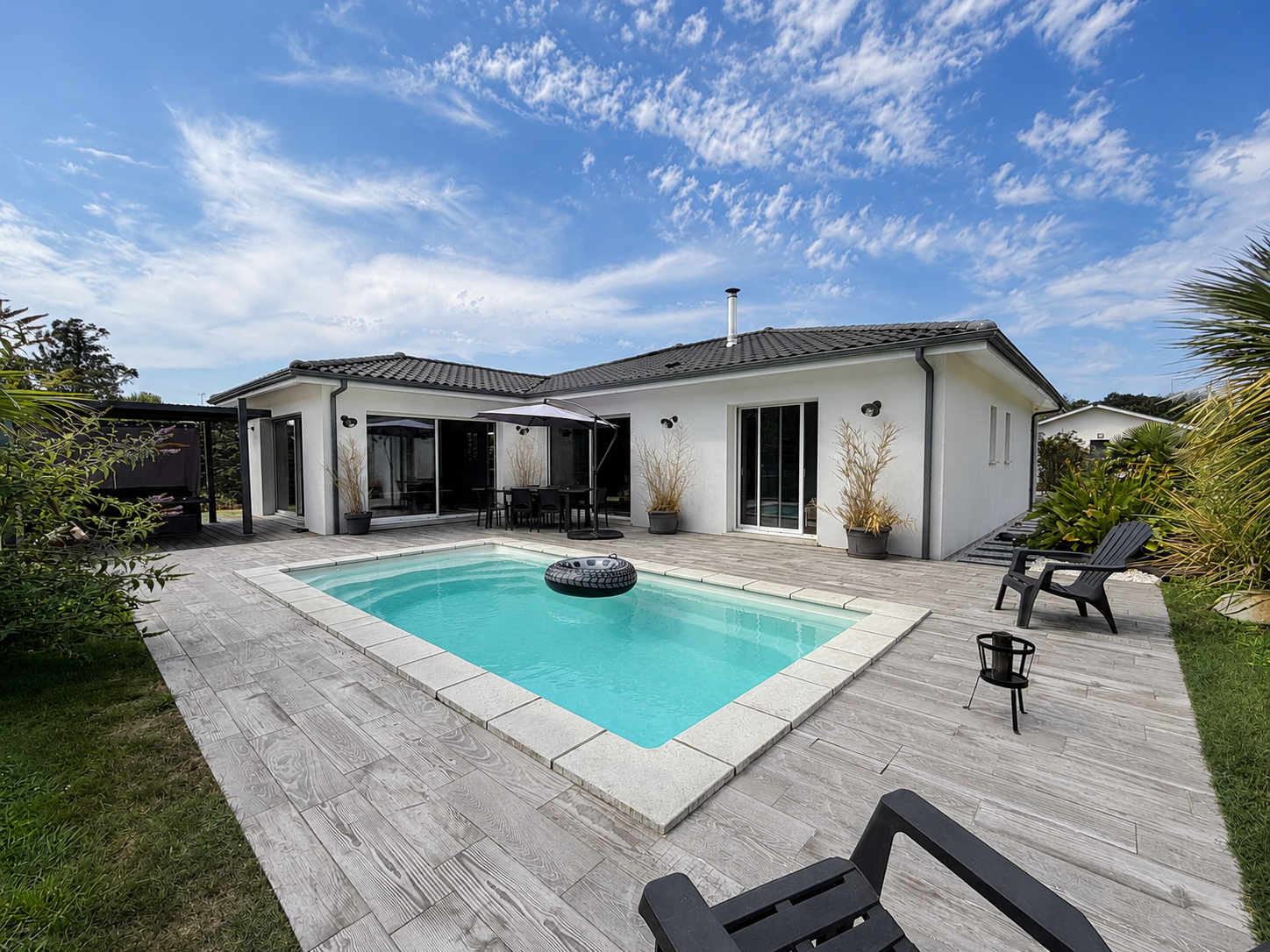 Villa contemporaine de plain-pied à vendre à Audenge – piscine chauffée et jardin paysager