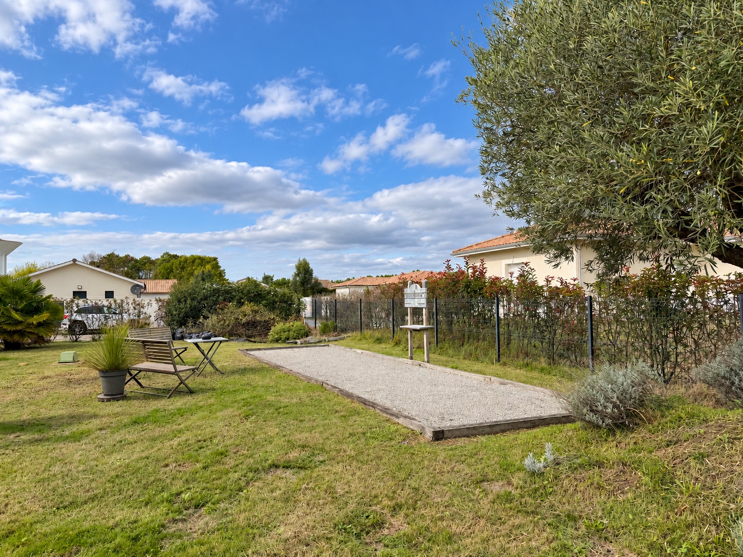 Villa contemporaine de plain-pied à vendre à Audenge – piscine chauffée et jardin paysager