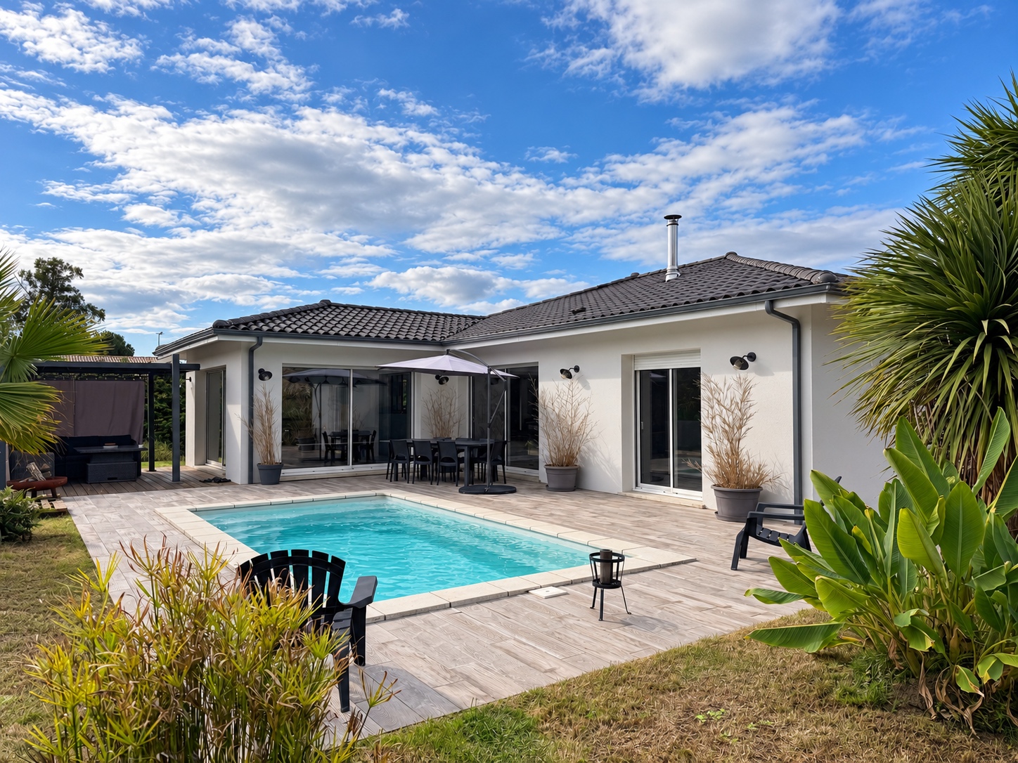 Villa contemporaine de plain-pied à vendre à Audenge – piscine chauffée et jardin paysager