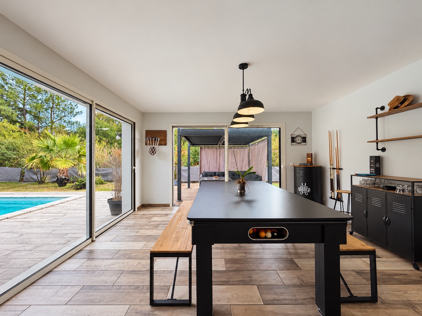Villa contemporaine de plain-pied à vendre à Audenge – piscine chauffée et jardin paysager