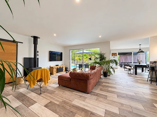 Villa contemporaine de plain-pied à vendre à Audenge – piscine chauffée et jardin paysager